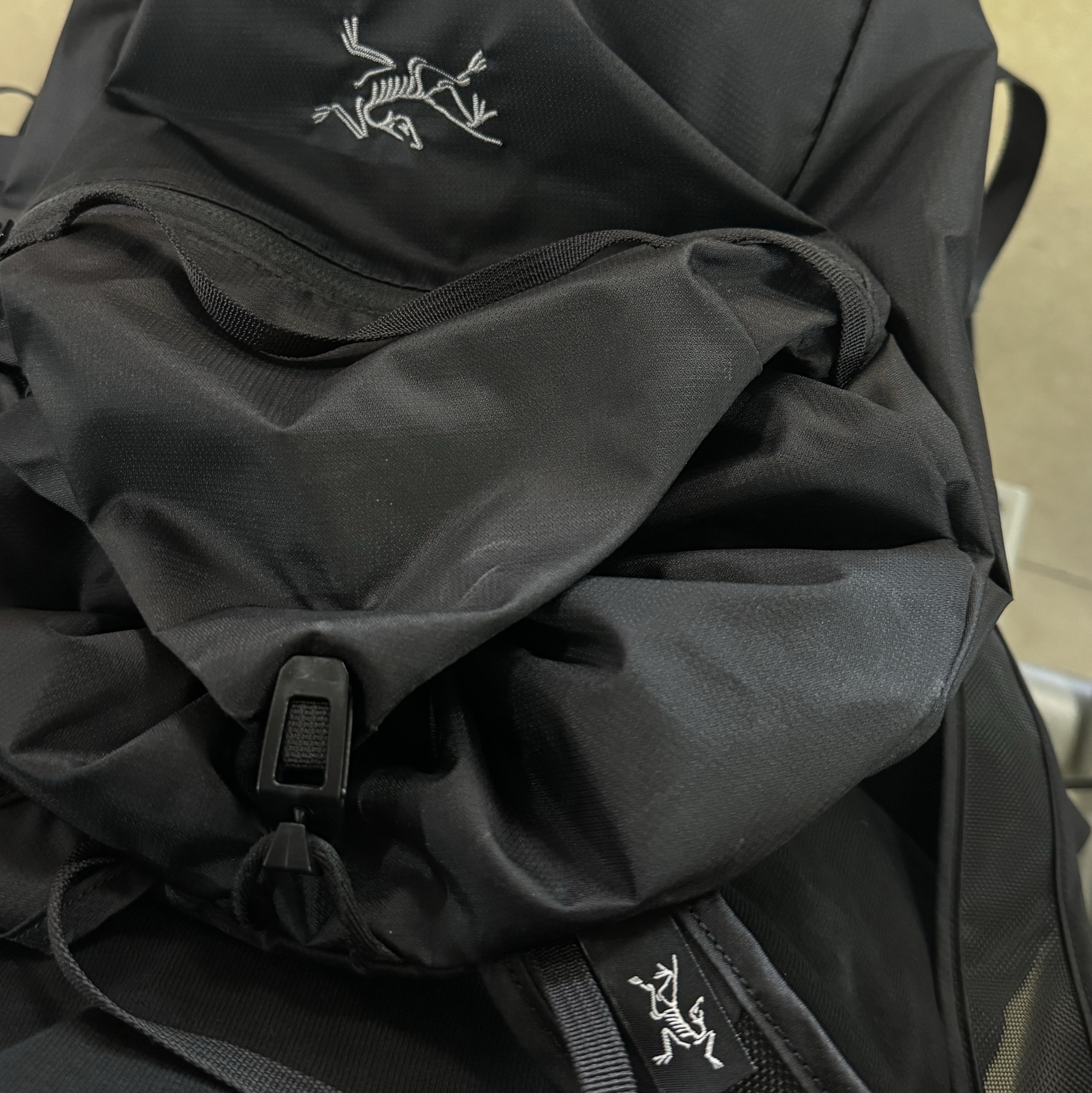 Arc'teryx Heliad 10 Backpack Black 착용 스타일 - 2