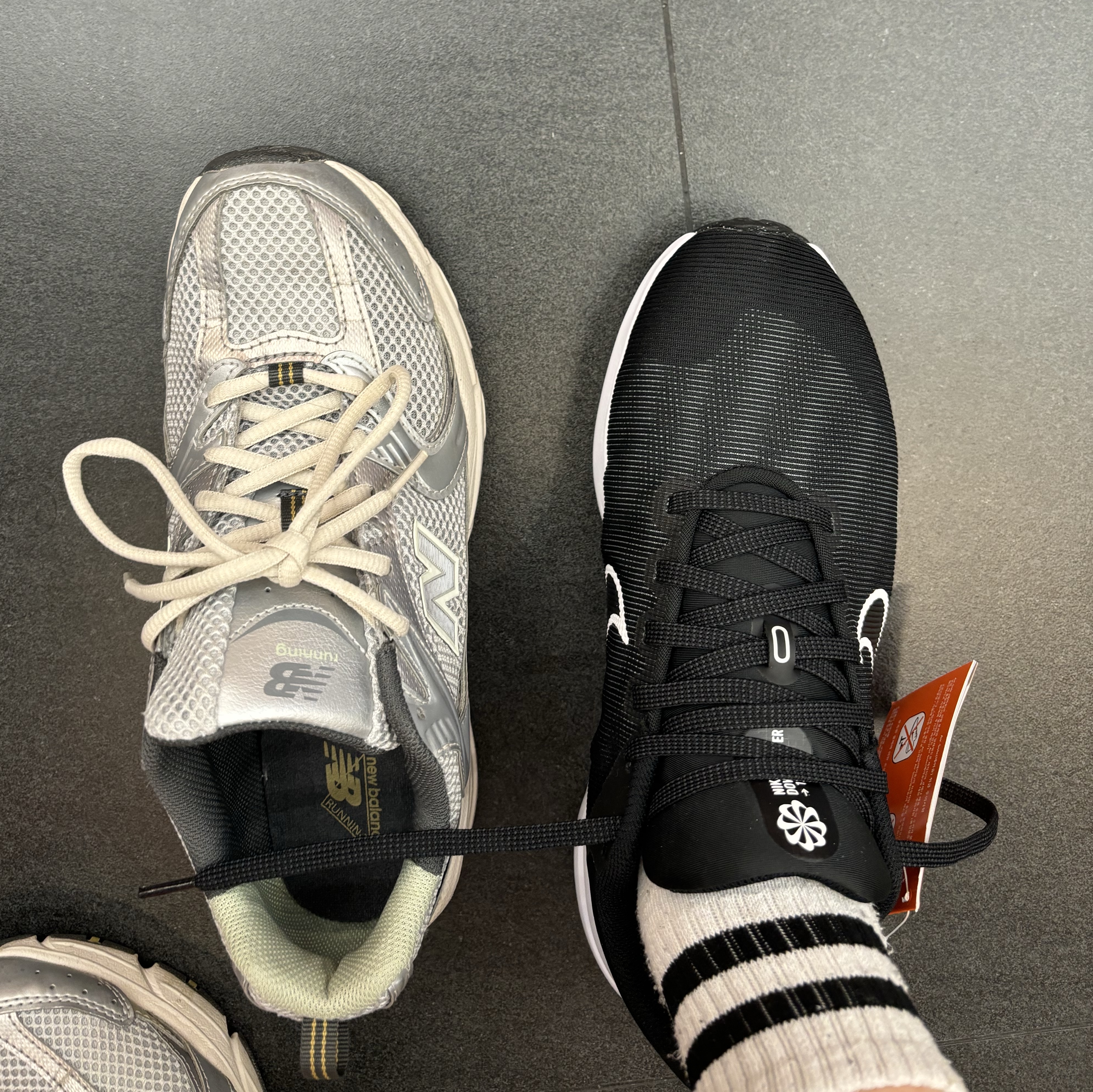 Nike Downshifter 12 Black White 착용 스타일 - 1