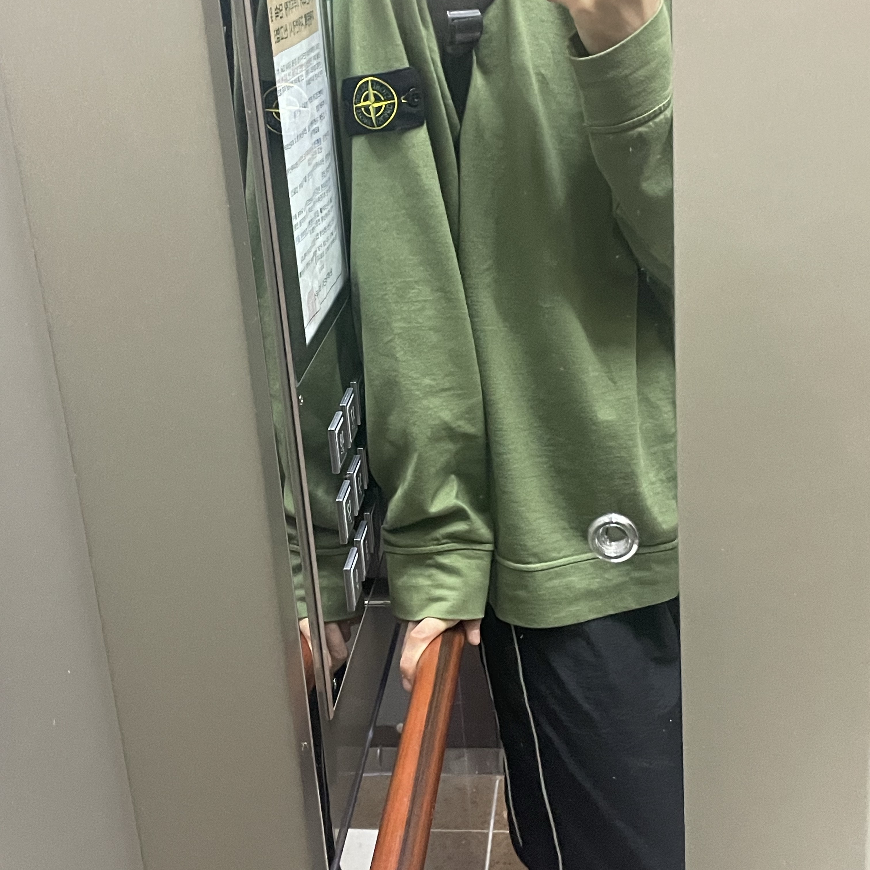 Stone Island 63750 Garment Dyed Heavy Cotton Long Sleeve T-Shirt Olive Green - 22SS 착용 스타일