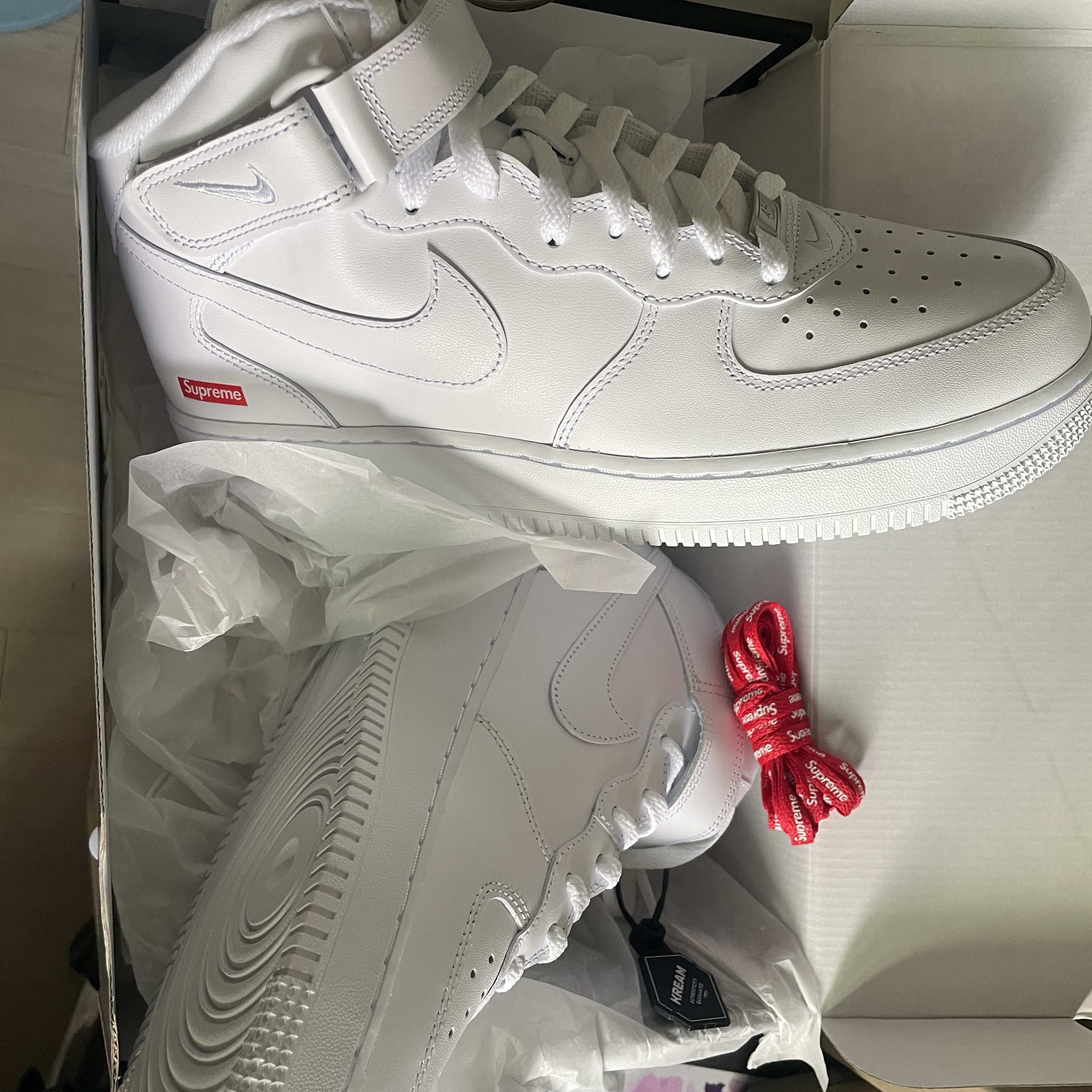Nike x Supreme Air Force 1 Mid White 착용 스타일 - 3