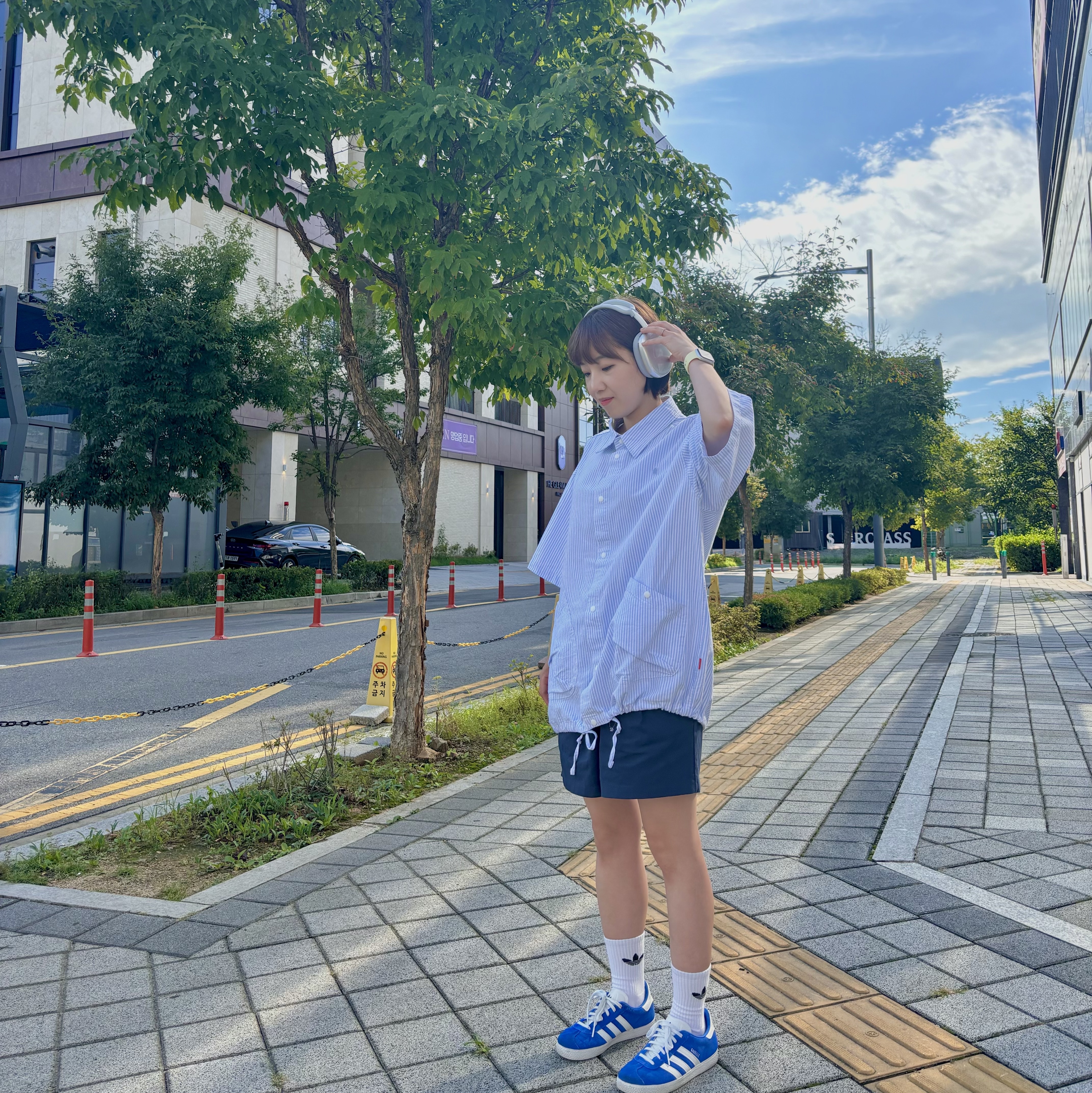 Apple AirPods Max Lightning Silver (Korean Ver.), Adidas Gazelle 85 Royal Blue 착용 스타일