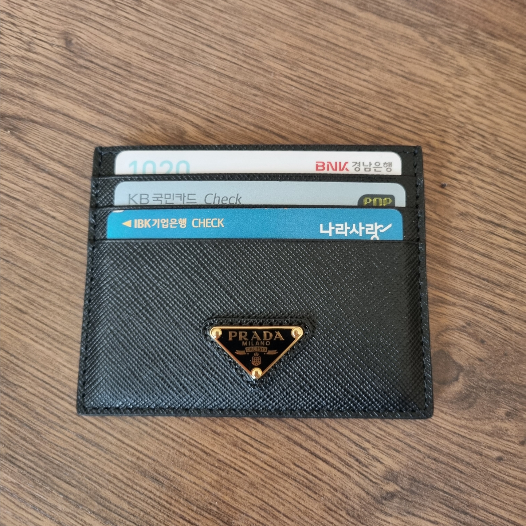 Prada Saffiano Leather Triangle Logo Card Holder Black Gold 착용 스타일 - 2