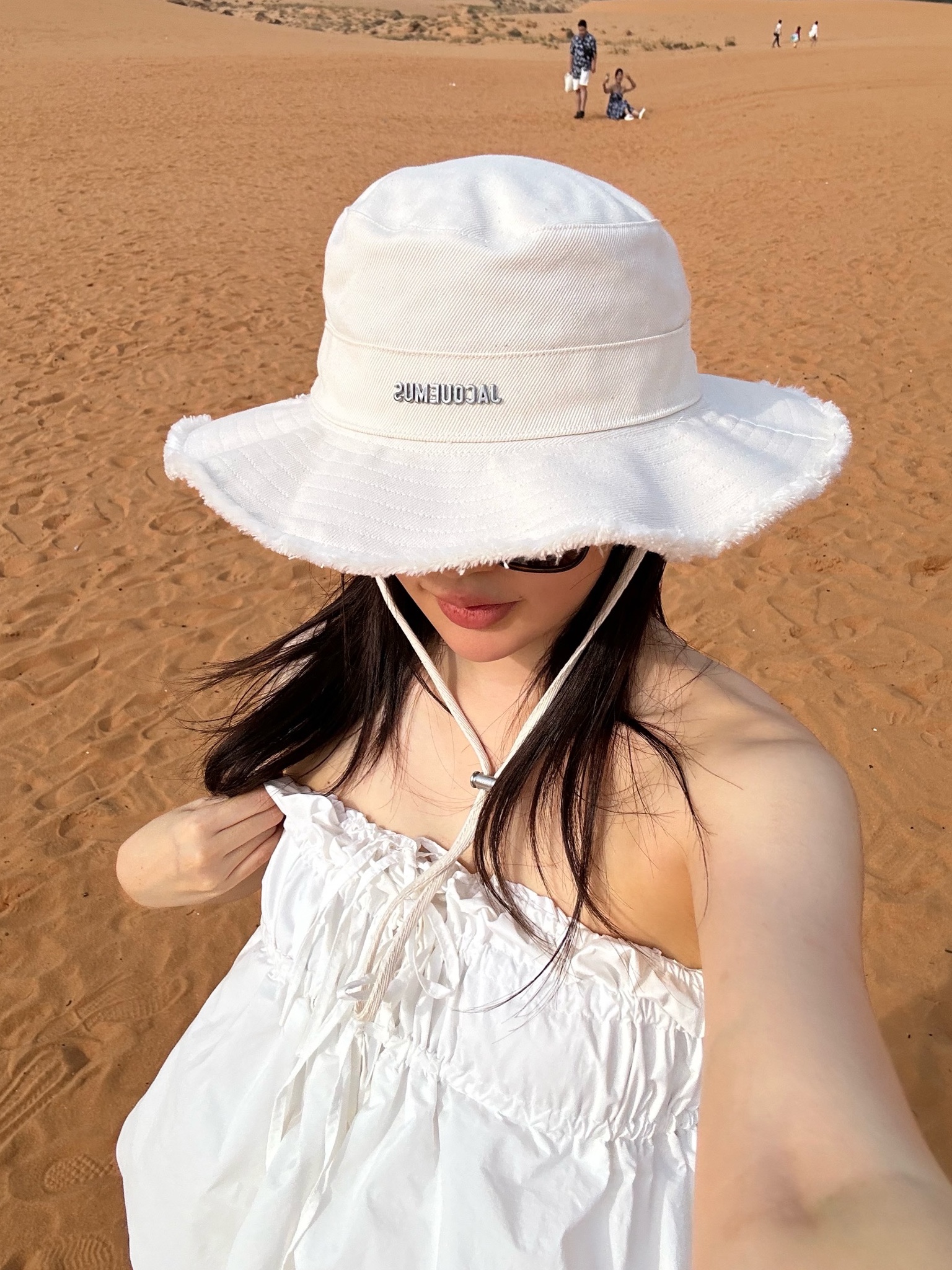 Jacquemus Le Bob Artichaut Bucket Hat Off White 착용 스타일