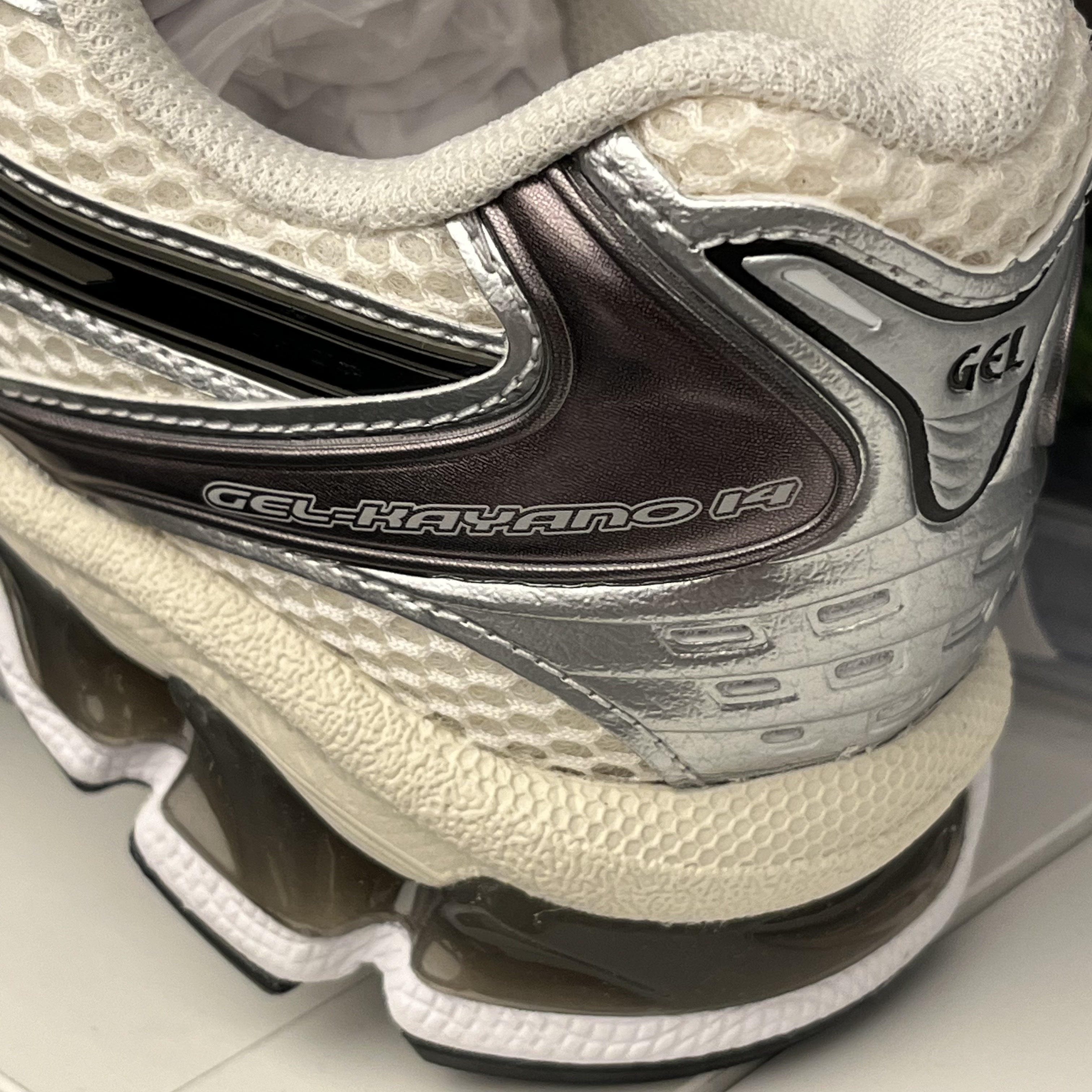 Asics Gel-Kayano 14 Cream Black 착용 스타일 - 2