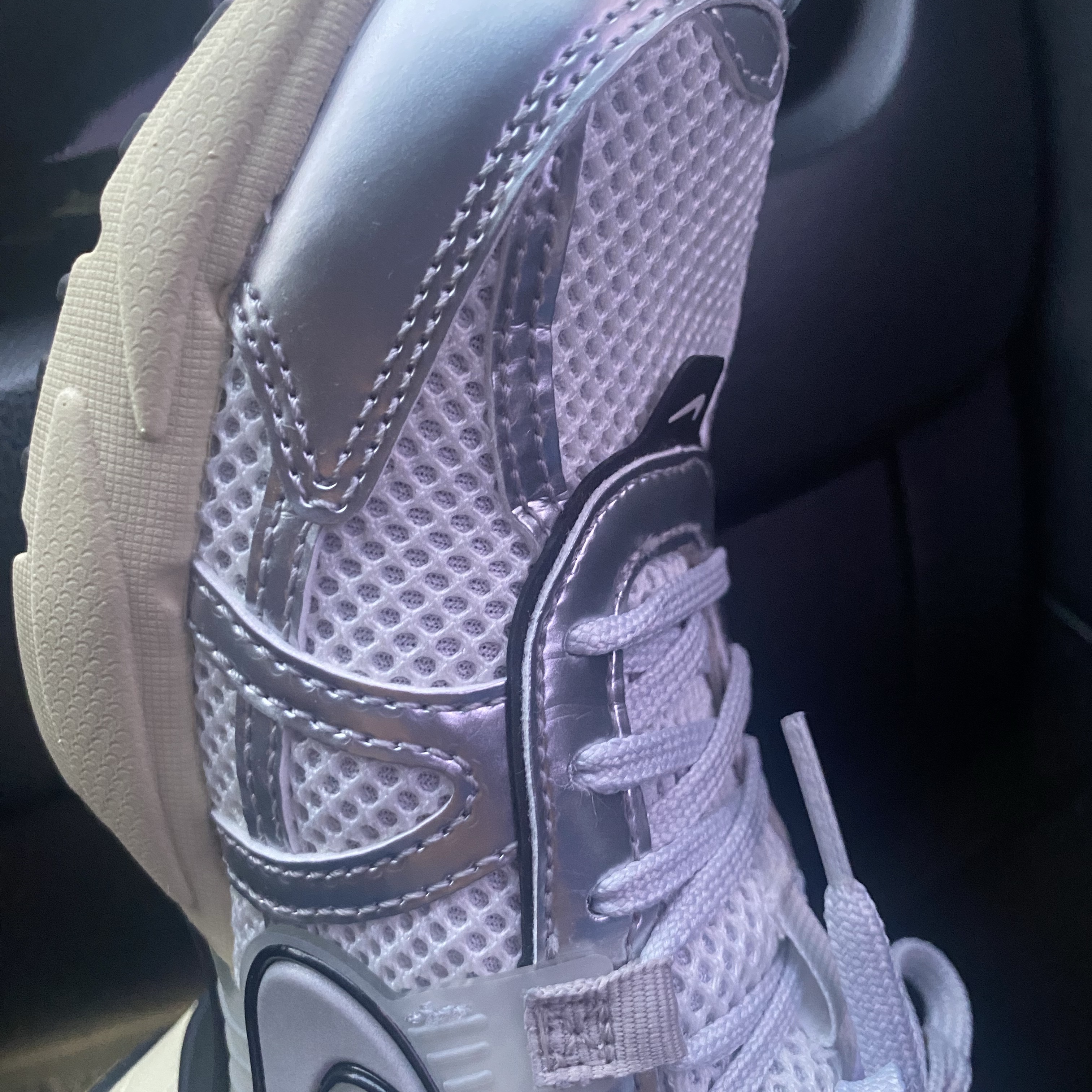 Nike V2K Run Summit White Metallic Silver 착용 스타일 - 2