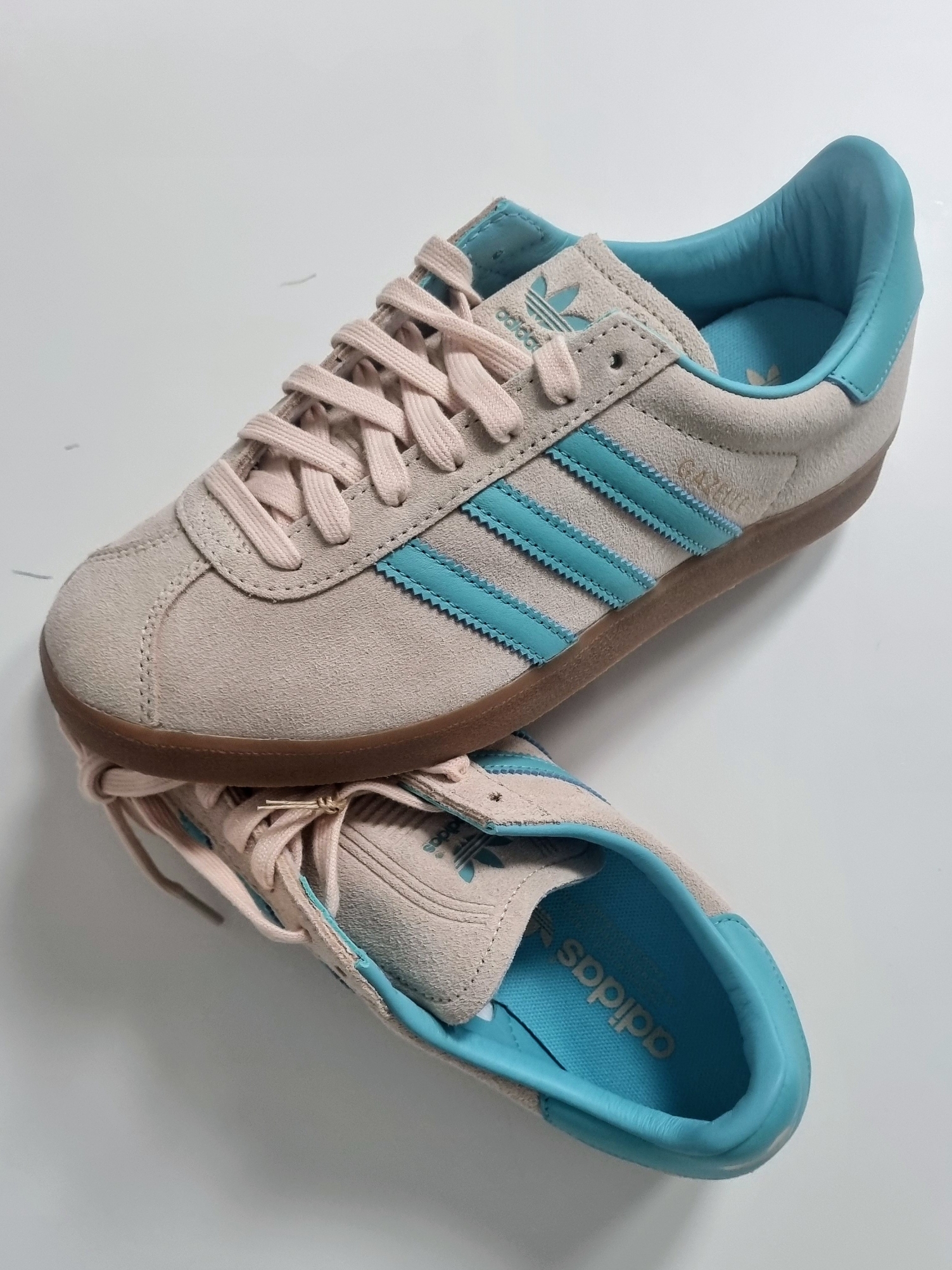 Adidas Gazelle 85 Crystal Sand Easy Mint Gum 착용 스타일