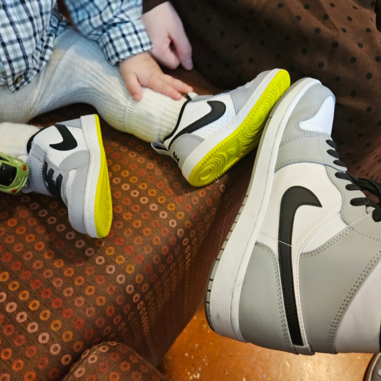 (TD) Nike Court Borough Low White Wolf Grey, Jordan 1 Mid Light Smoke Grey 착용 스타일 - 3