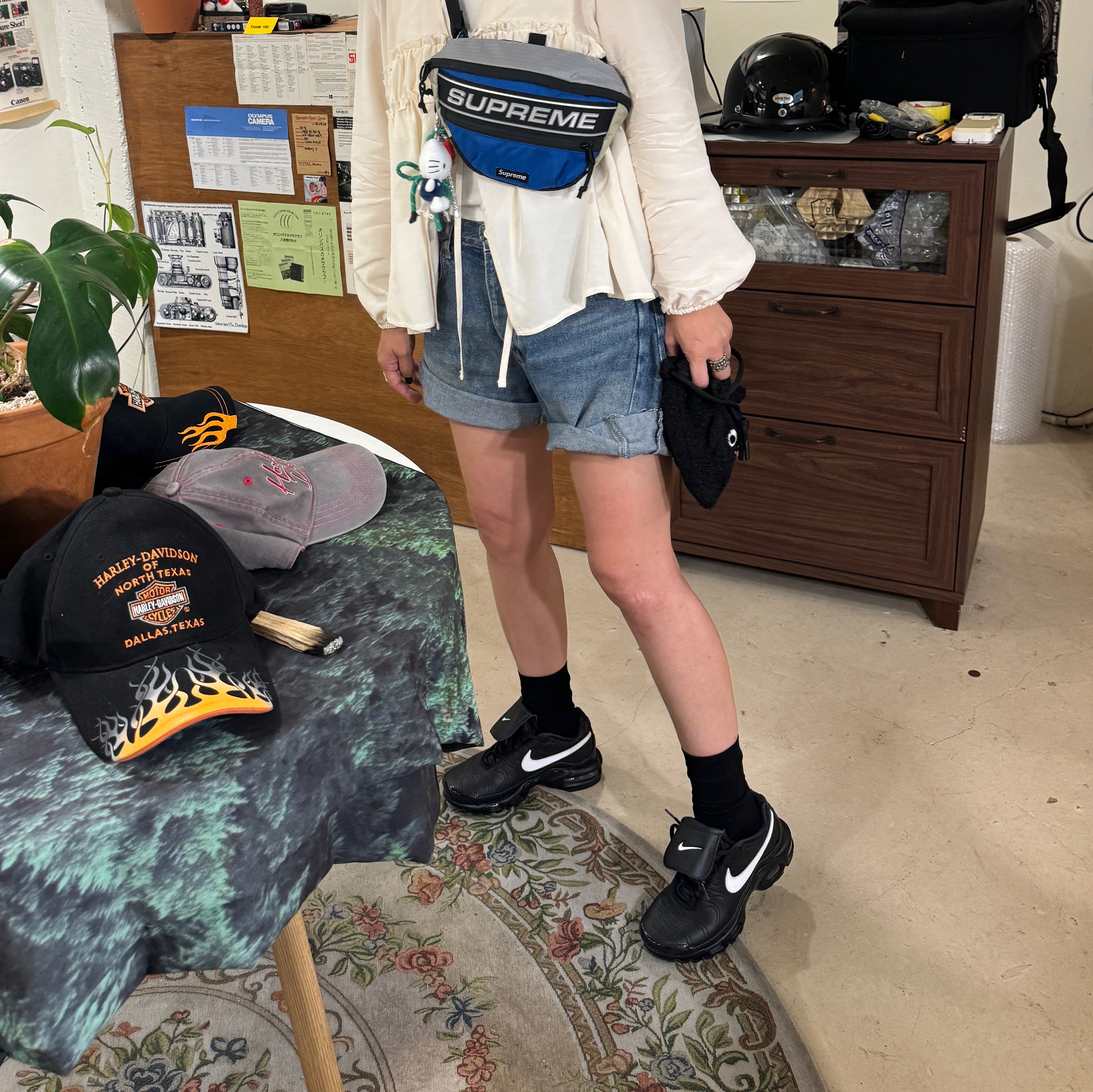 (W) Nike Air Max Plus TNPO Black, Supreme Waist Bag Blue - 23FW 착용 스타일