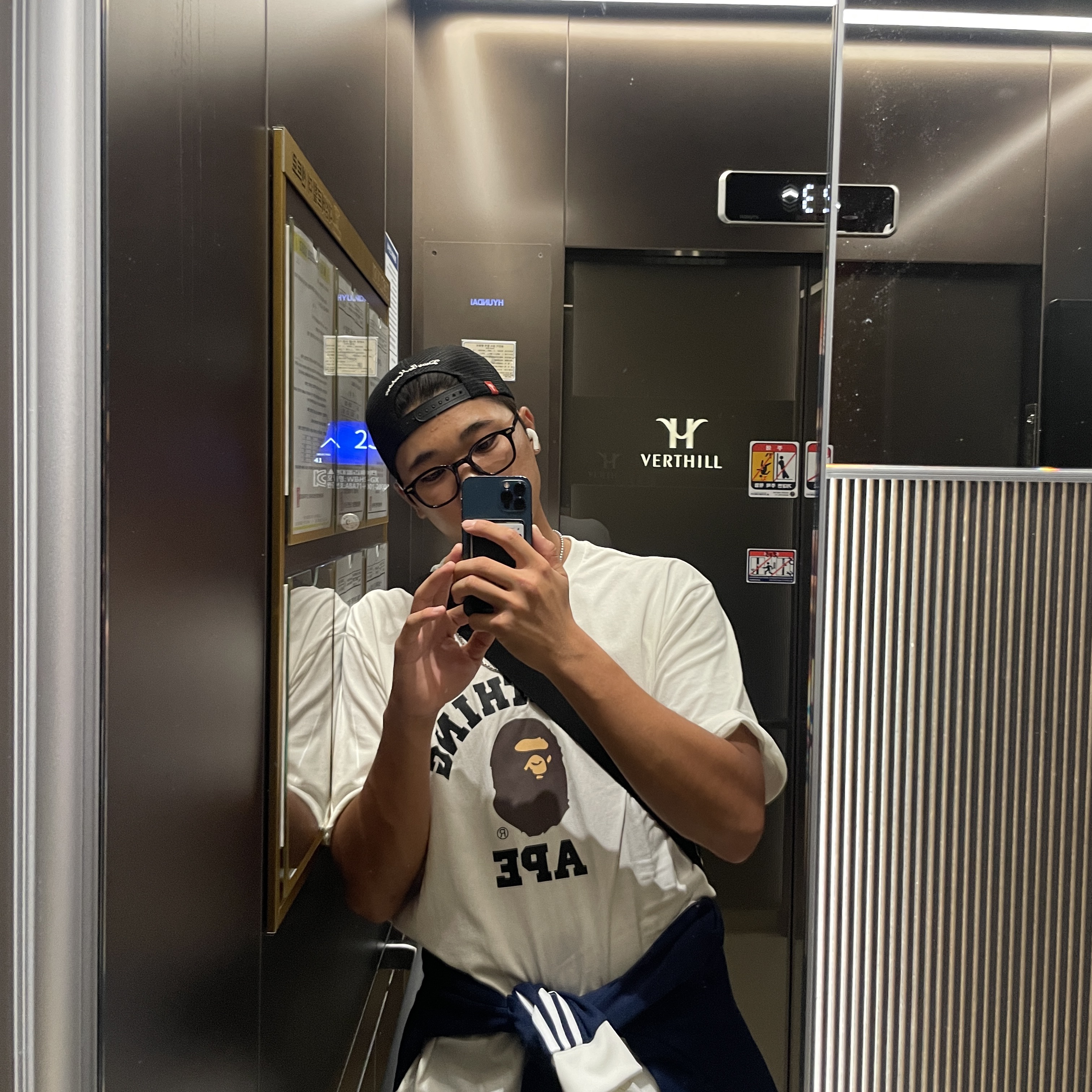 BAPE College T-Shirt White, Adidas Adicolor Classic Beckenbauer Track Top Night Indigo - KR Sizing 착용 스타일 - 1