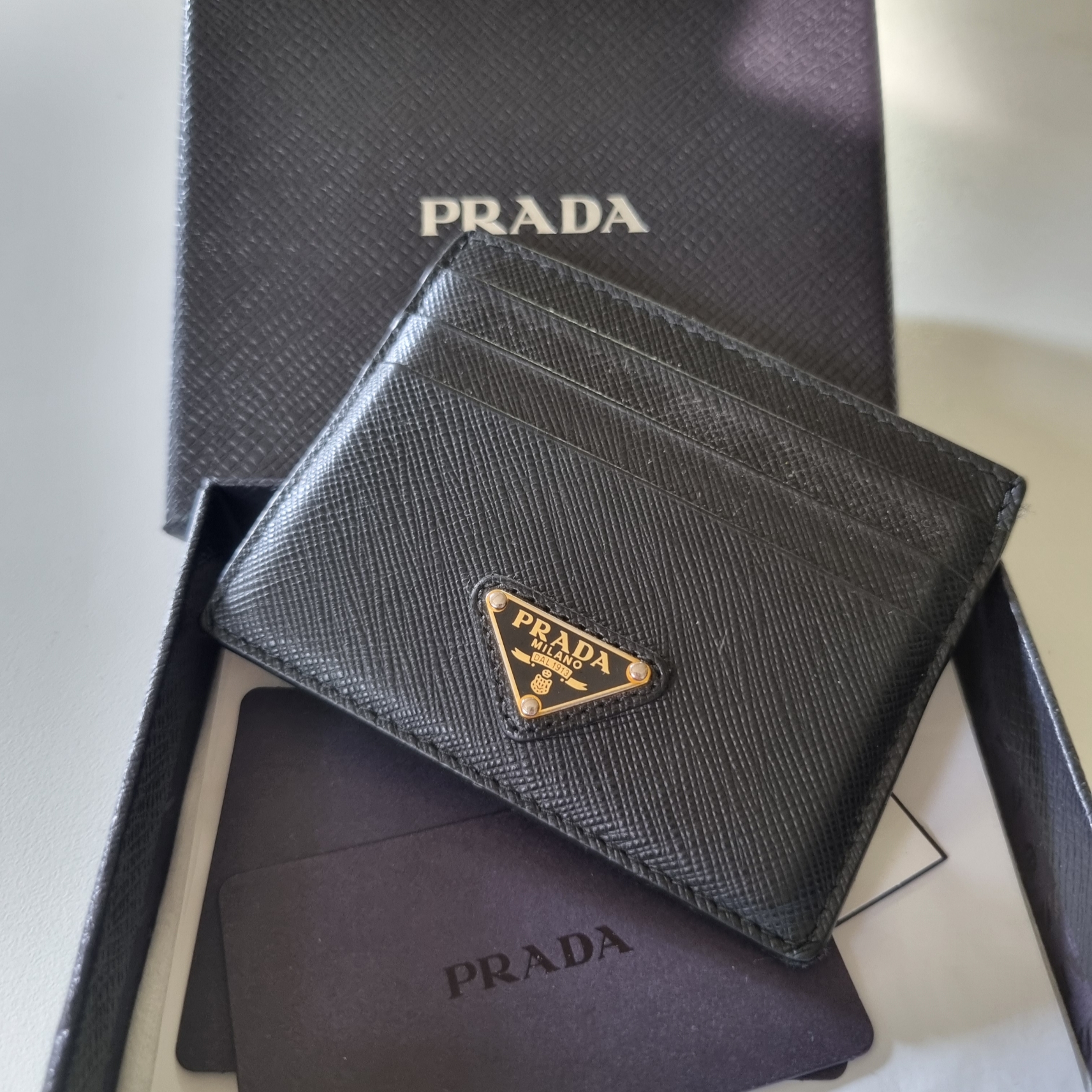 Prada Saffiano Leather Triangle Logo Card Holder Black Gold 착용 스타일 - 1