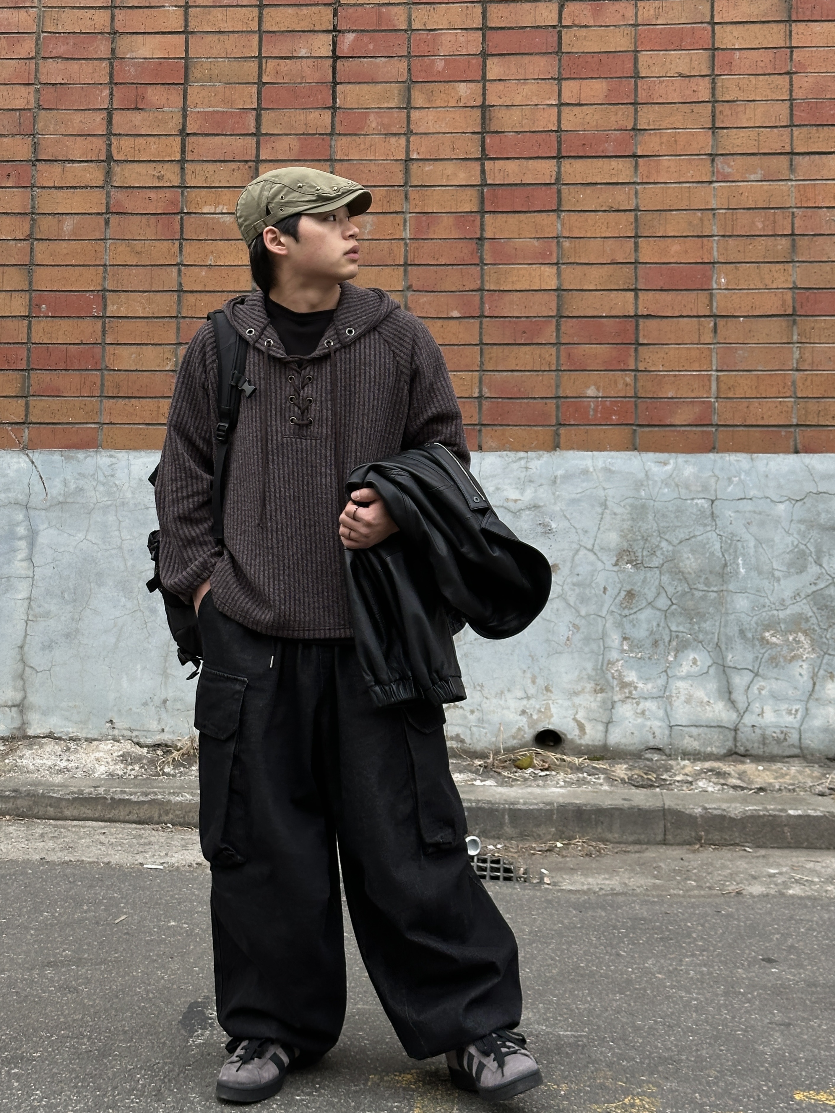 Adidas Campus 00s Charcoal Core Black, The North Face Big Shot Black 착용 스타일 - 1