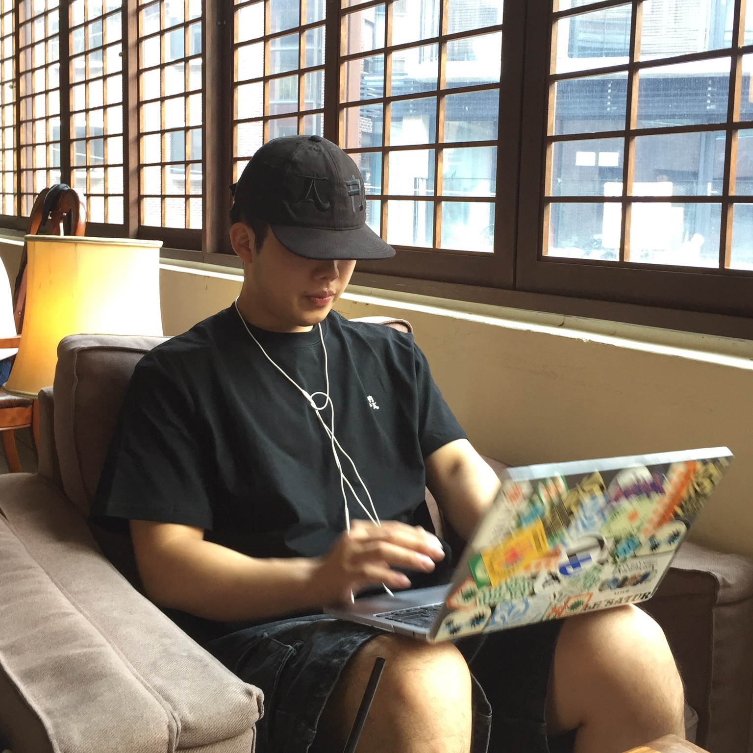 Hyukoh x Sunsetrollercoaster AAA AAAAAA Cap Black, Hyukoh x Sunsetrollercoaster AAA Logo S/S T-Shirt Navy 착용 스타일 - 2