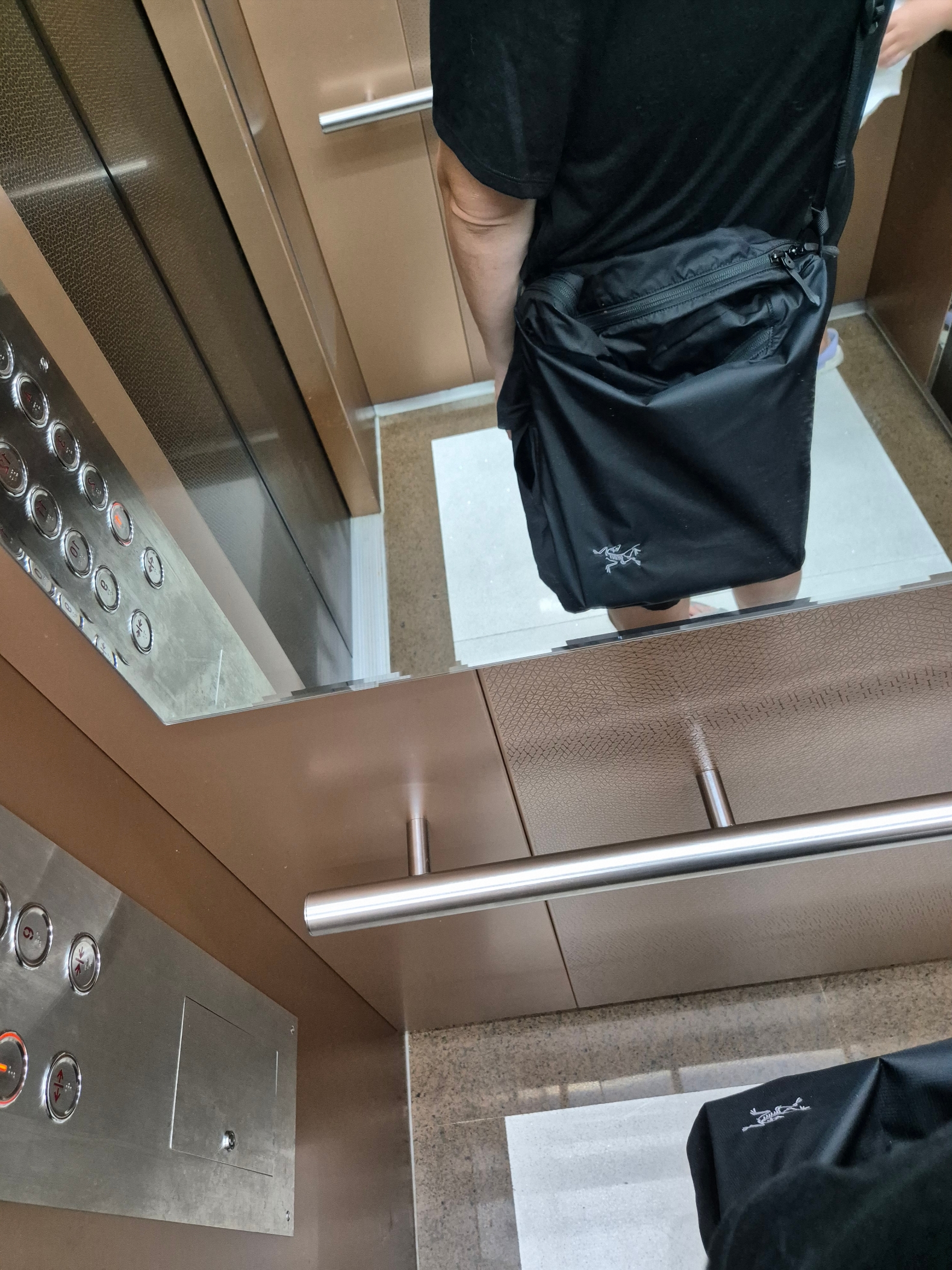 Arc'teryx Heliad 12 Tote Black 착용 스타일