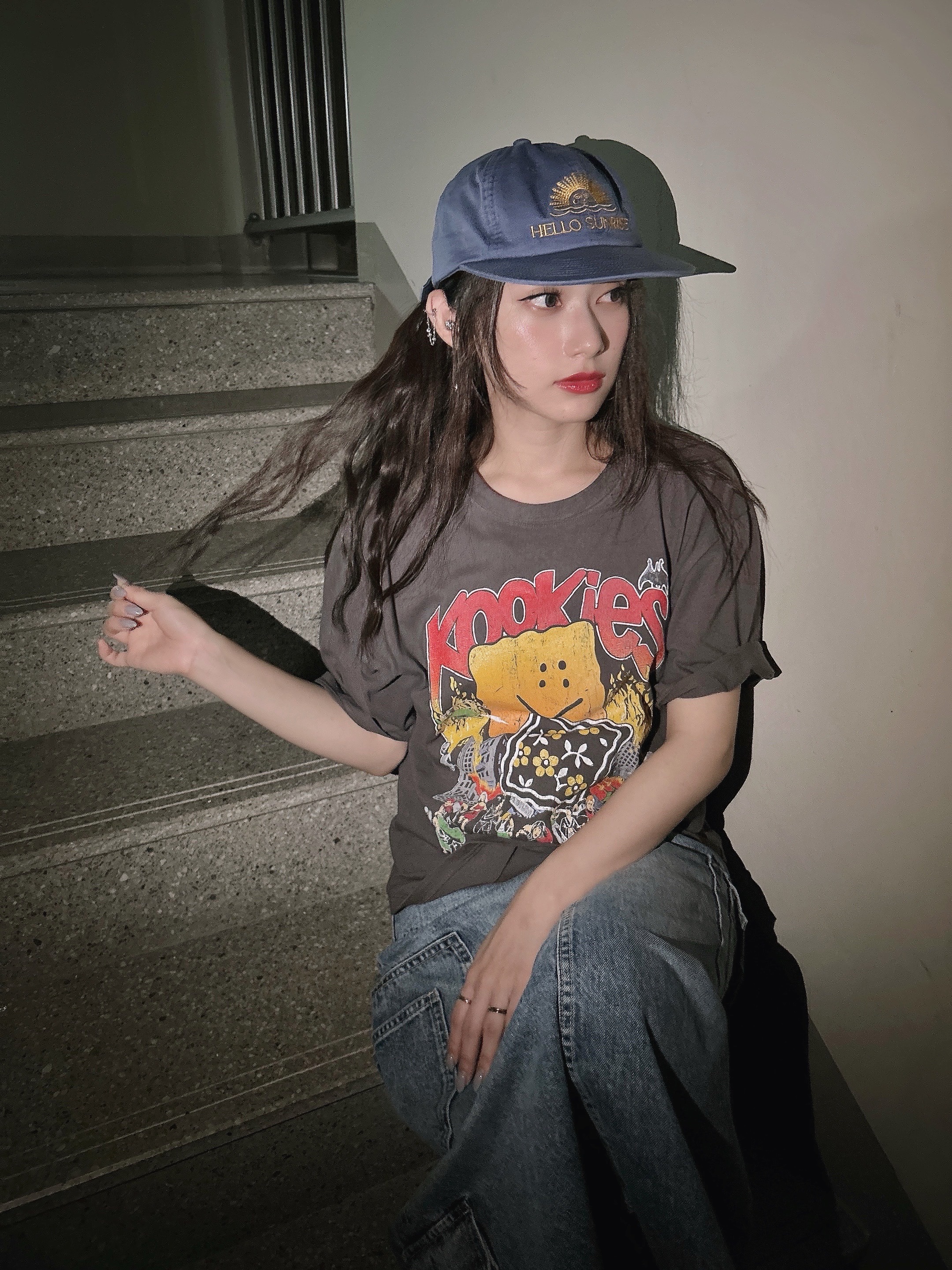 Kapital 20 Crew T-Shirt Ink Black, Hello Sunrise Arch Logo 5 Panel Cap Ocean Blue 착용 스타일