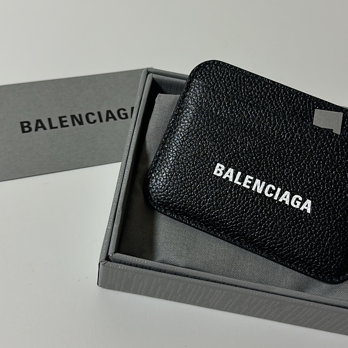 Balenciaga Grainy Leather Cash Card Holder Black 착용 스타일