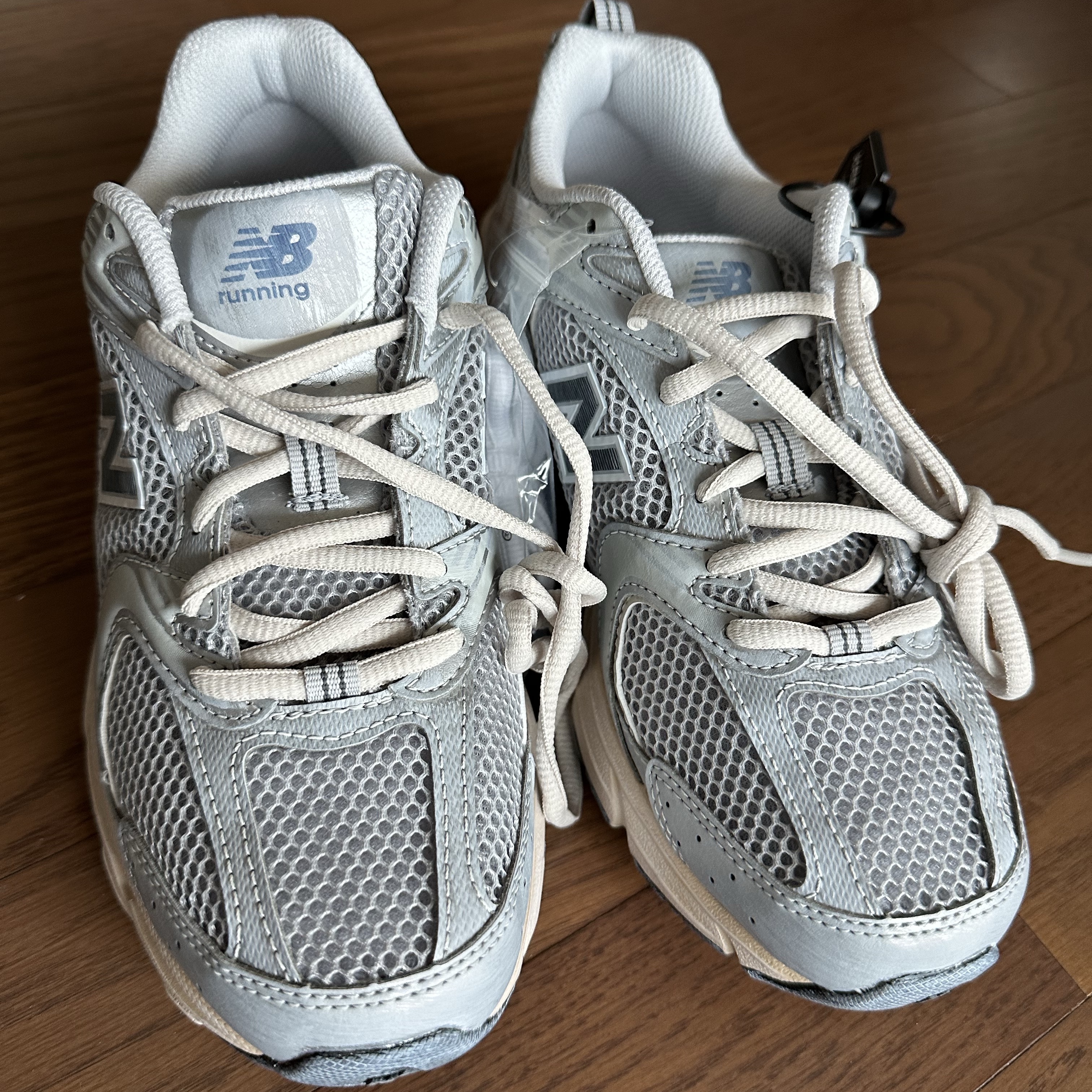 New Balance 530 Vintage Metallic Silver 착용 스타일