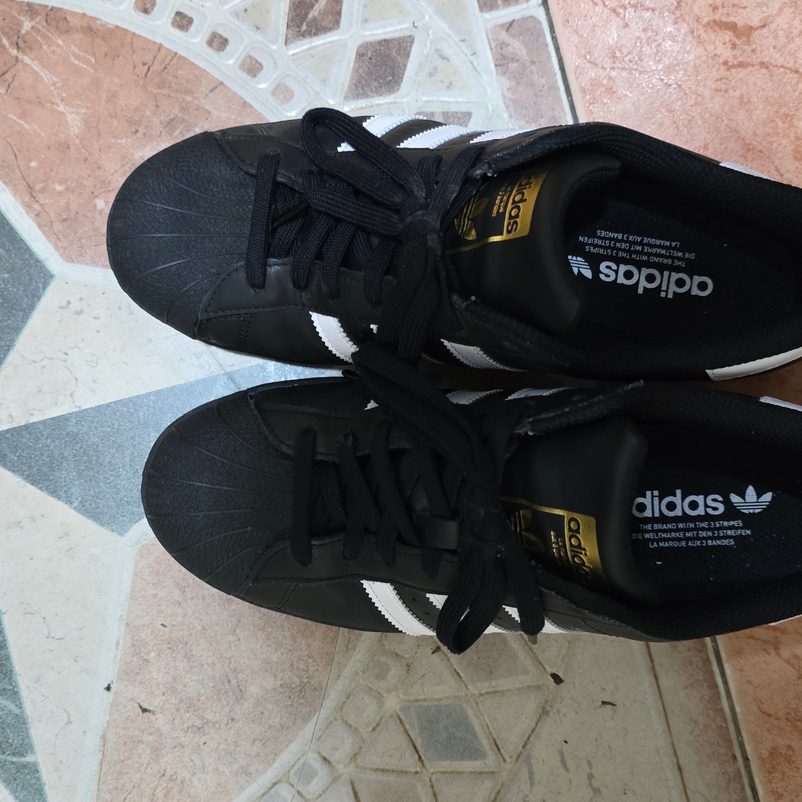 Adidas Superstar Core Black White 착용 스타일