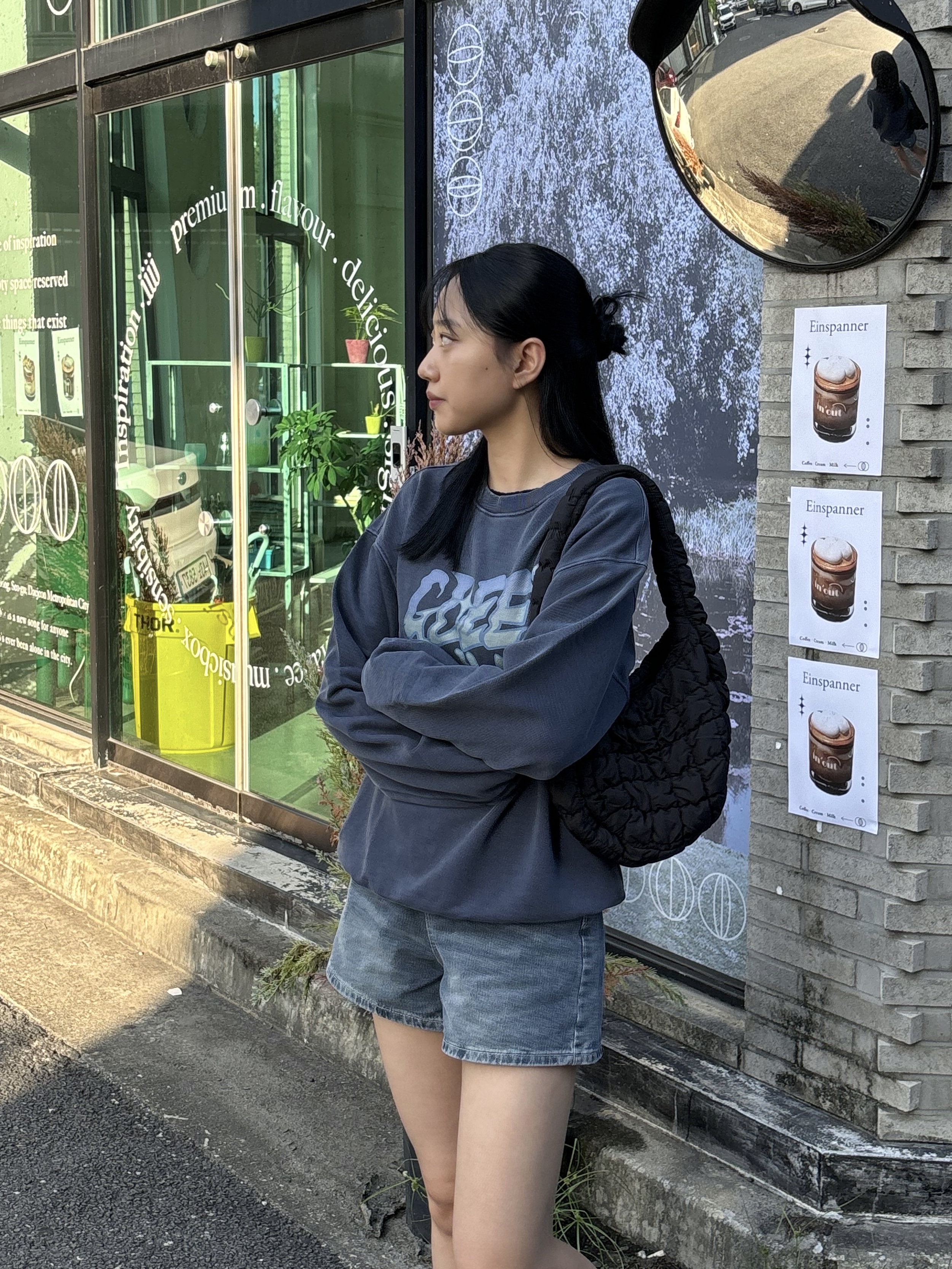 COS Quilted Mini Bag Black, Nike V2K Run Metallic Silver White 착용 스타일 - 2