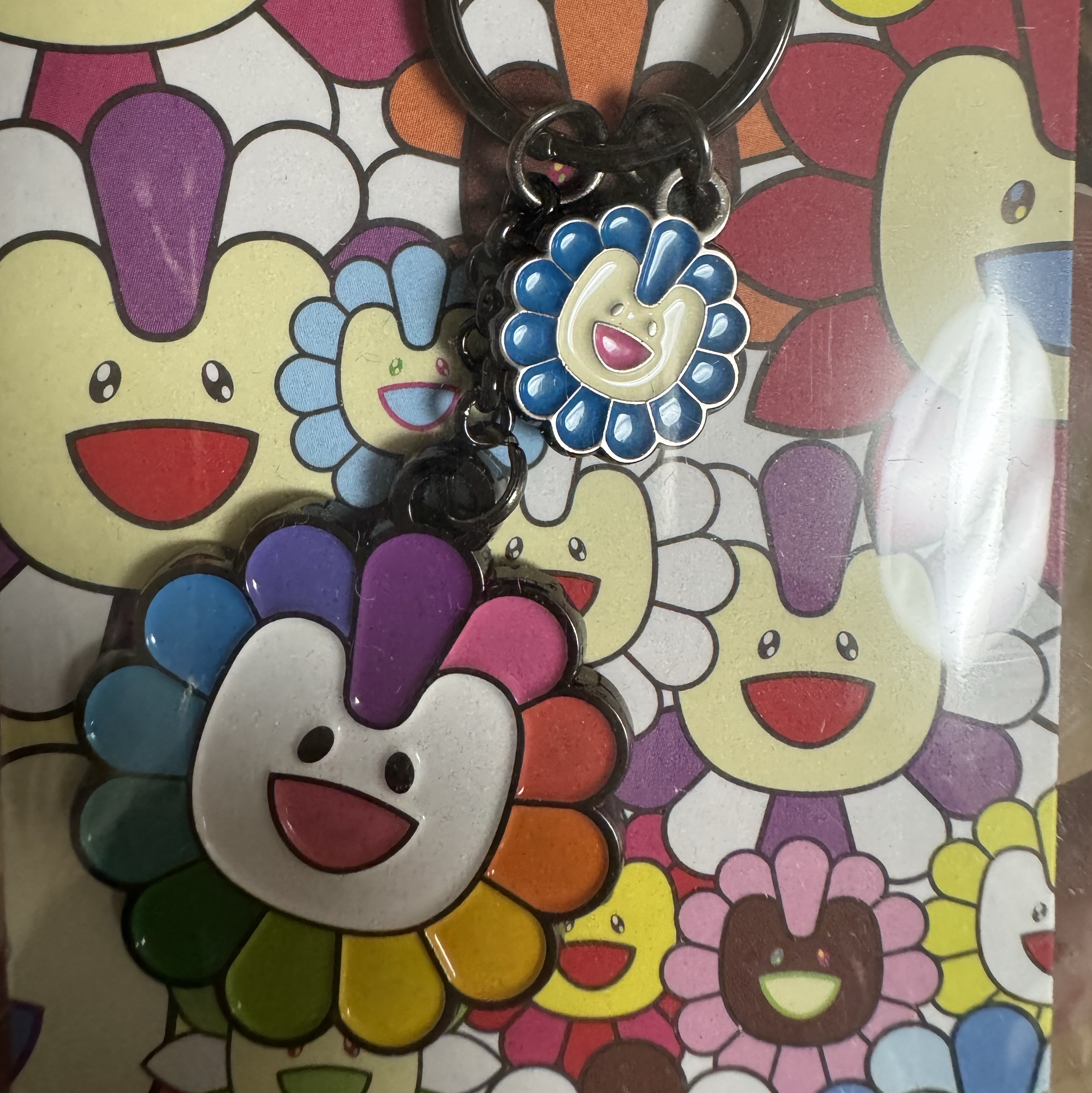 NewJeans x Murakami Metal Keyring Flower 착용 스타일
