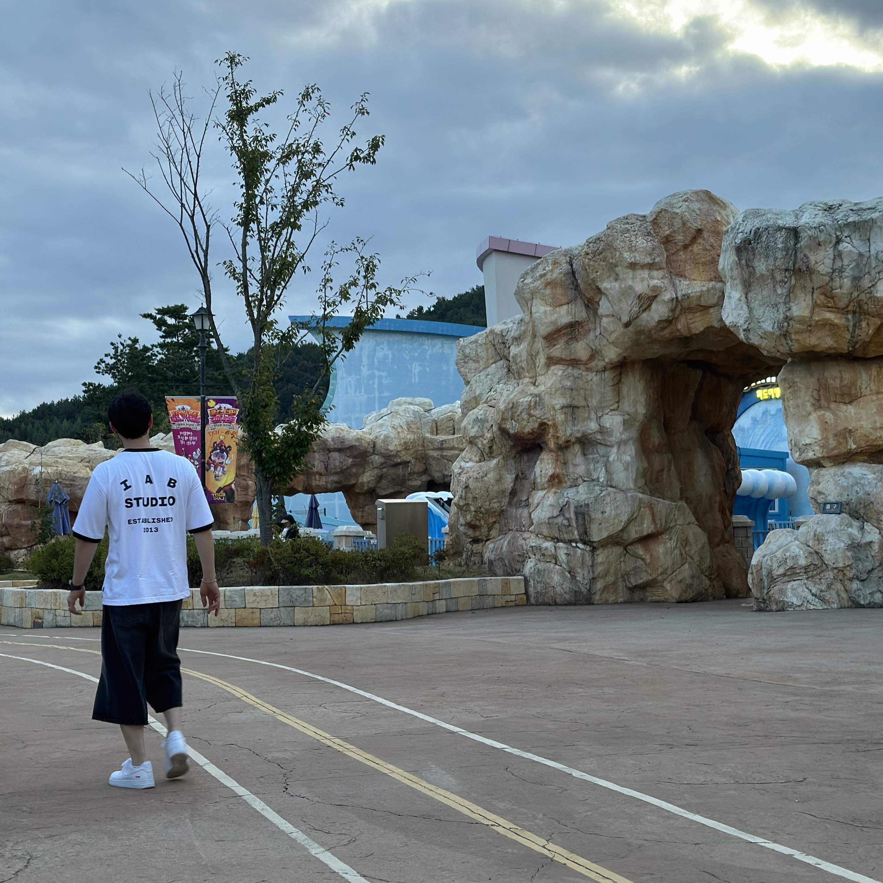 IAB Studio Established T-Shirt White Black, Nike x Supreme Air Force 1 Low White 착용 스타일 - 1