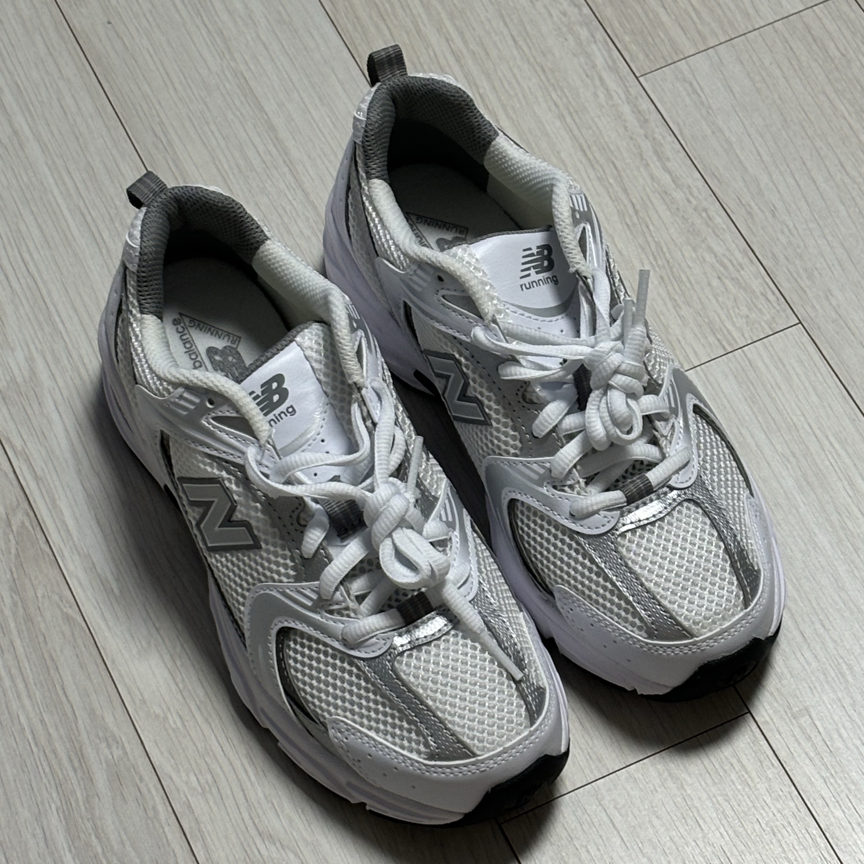 New Balance 530 White Silver 착용 스타일