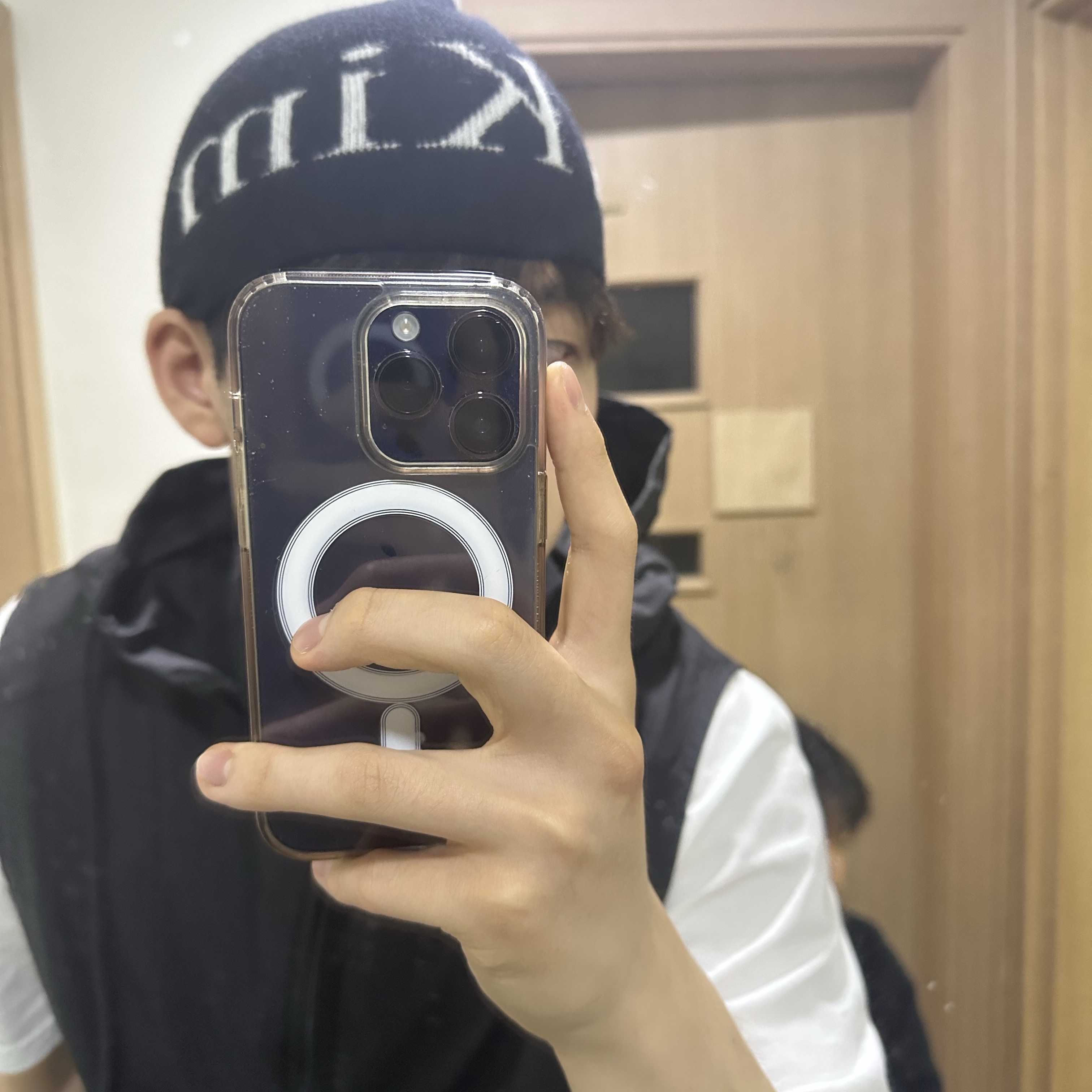 Matin Kim Logo Jacquard Short Beanie Black 착용 스타일