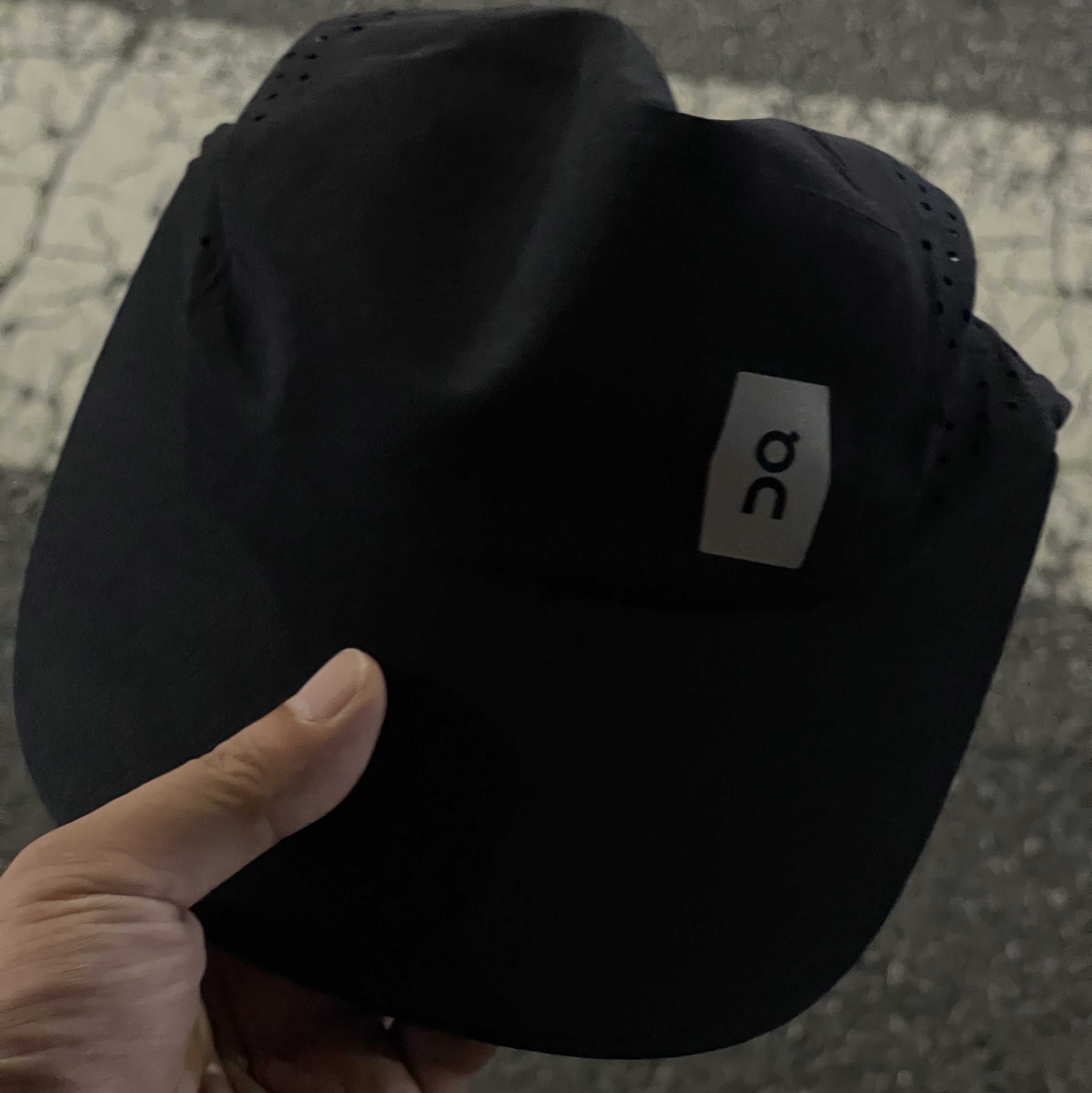 On Running Lightweight Cap Black 착용 스타일 - 1