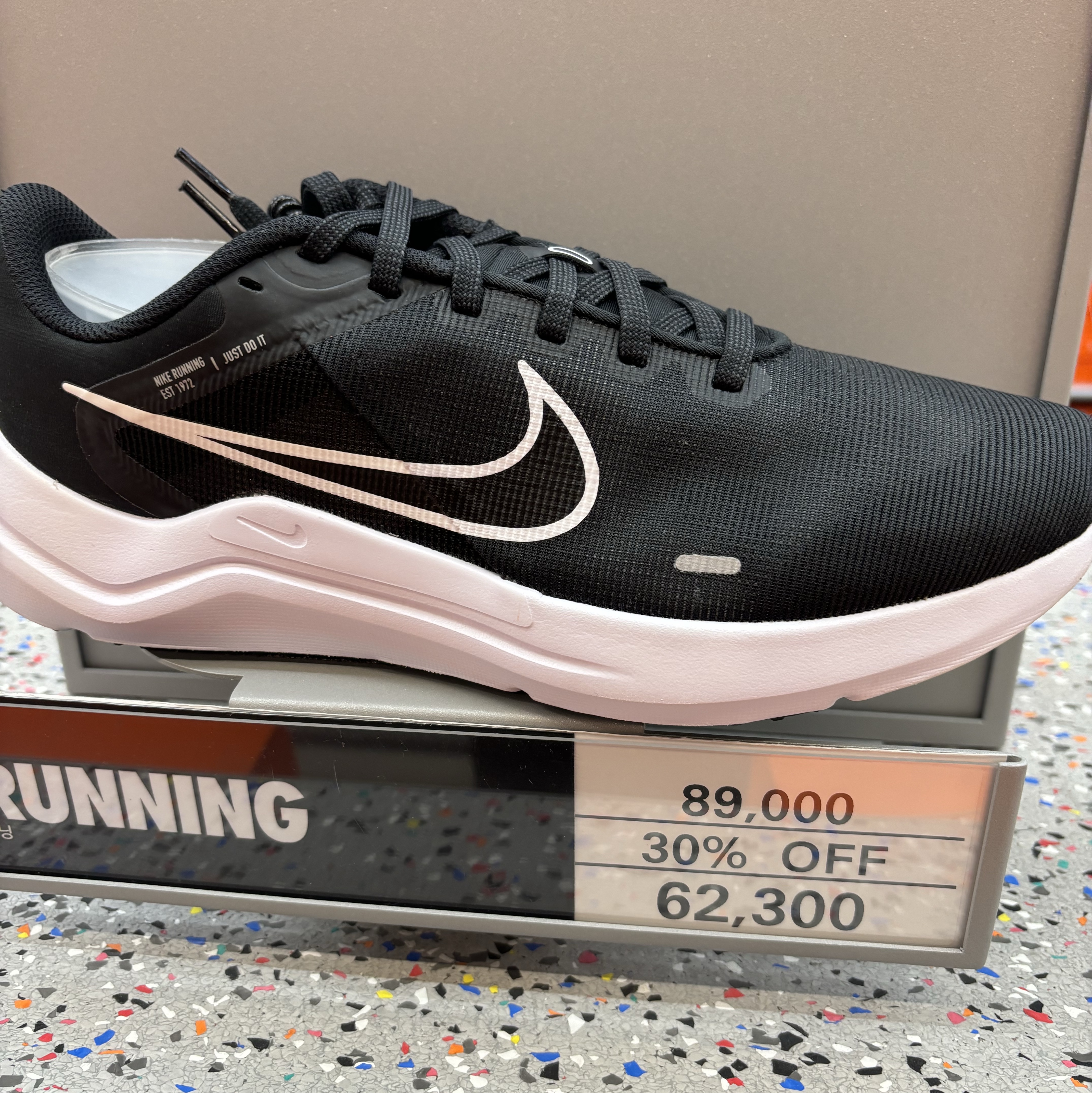 Nike Downshifter 12 Black White 착용 스타일 - 2