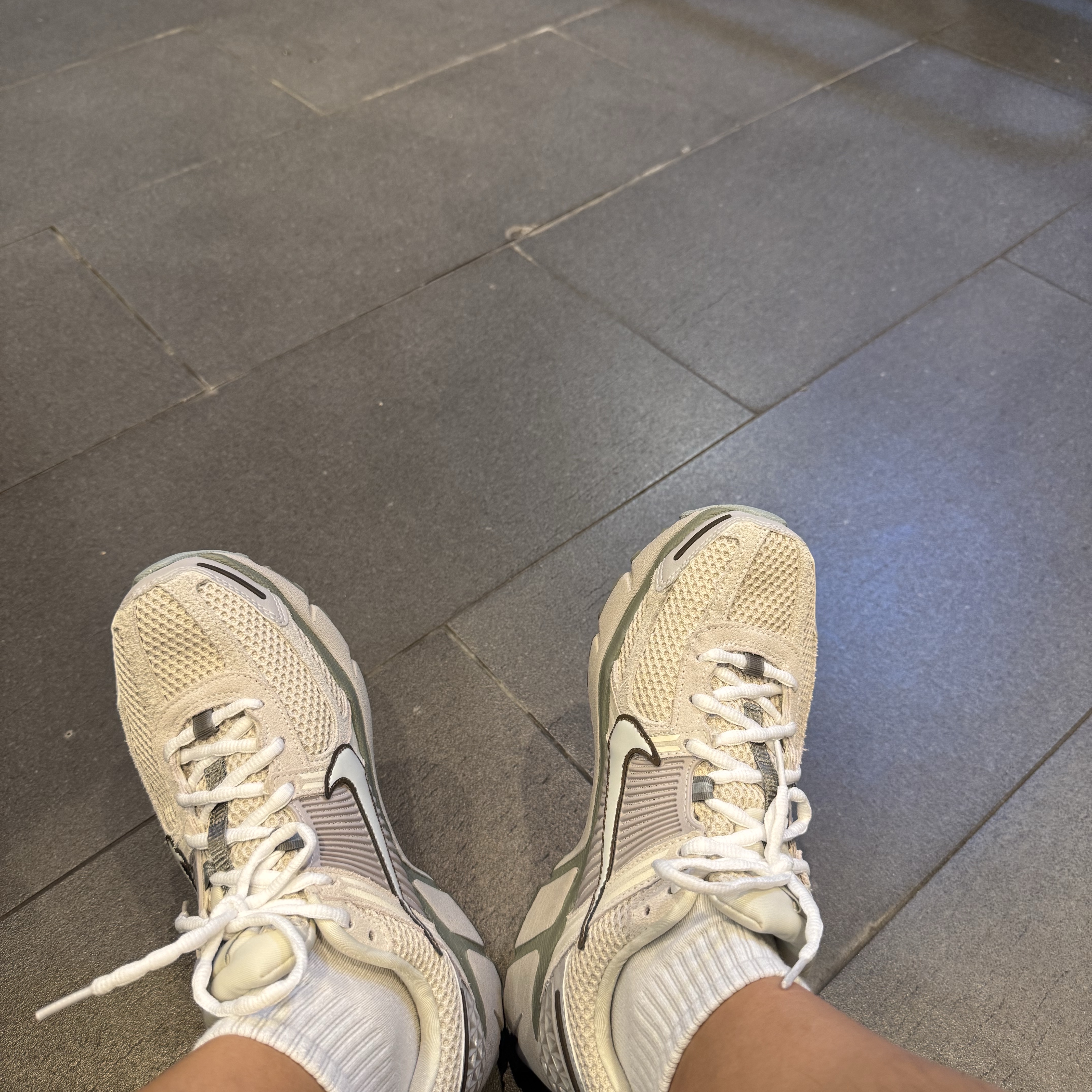 Nike Zoom Vomero 5 SE Light Orewood Brown 착용 스타일 - 3