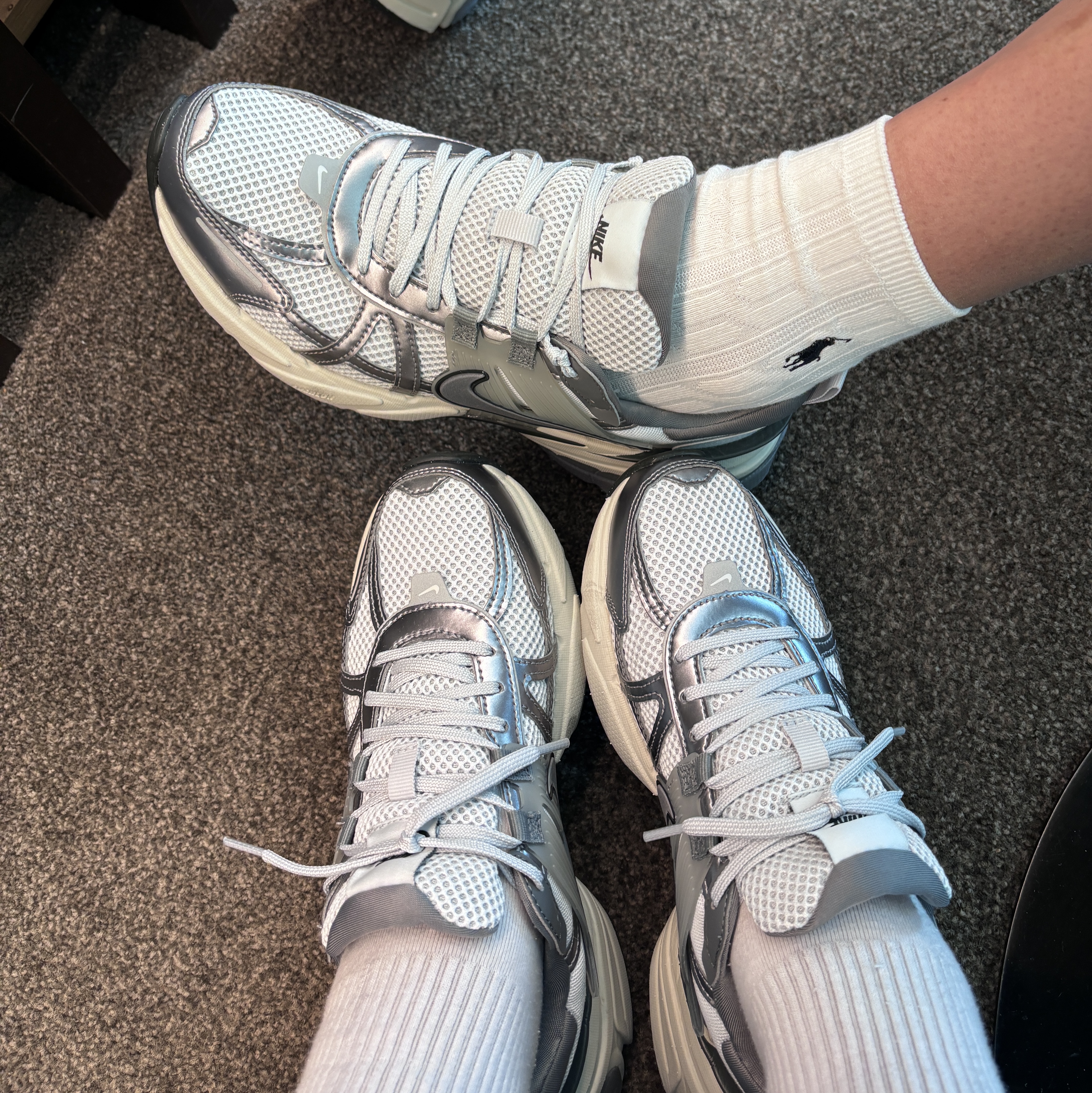 Nike V2K Run Pure Platinum Wolf Grey 착용 스타일