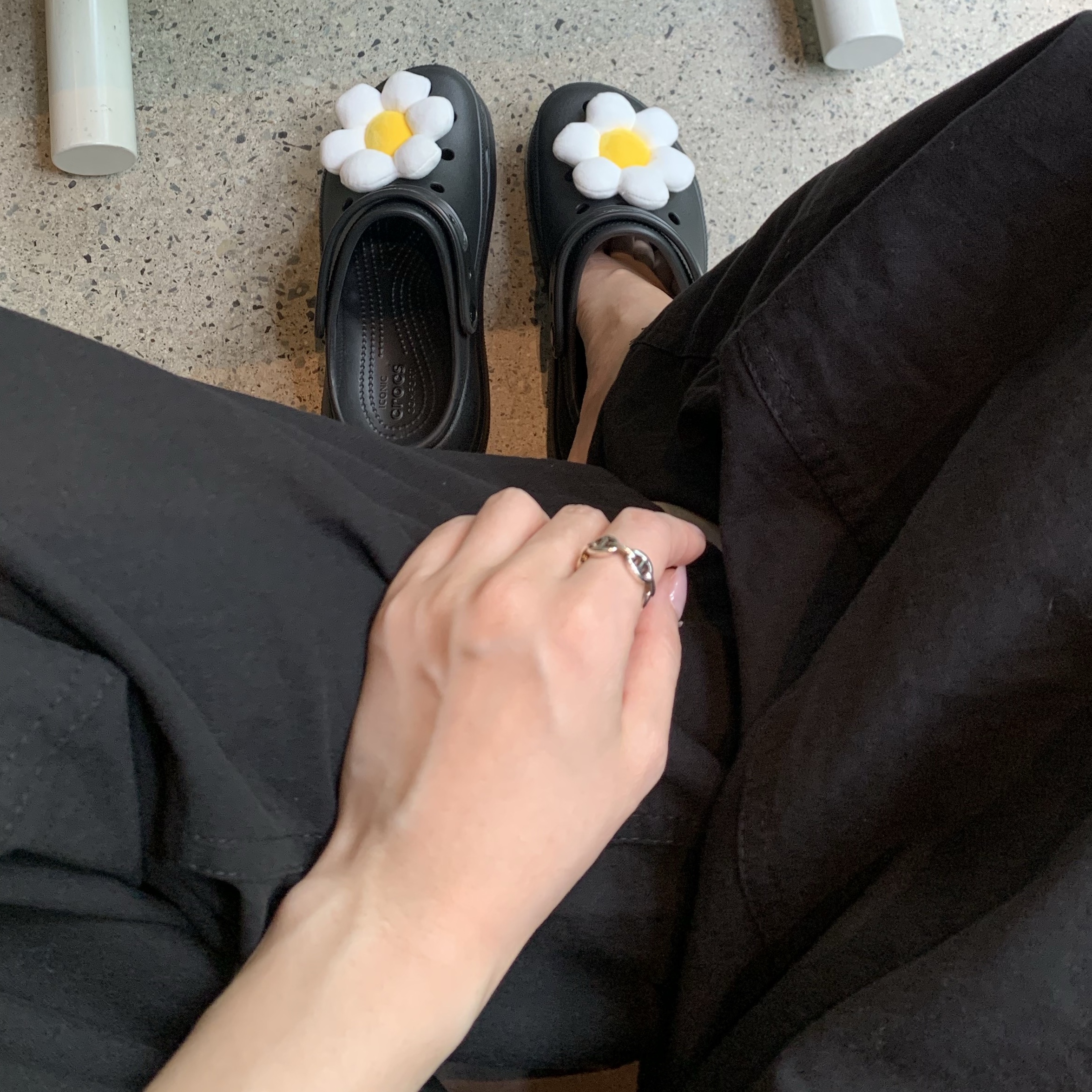 Crocs Classic Crush Clog Black, Longchamp Le Pliage Original Handle Pouch Black 착용 스타일 - 5