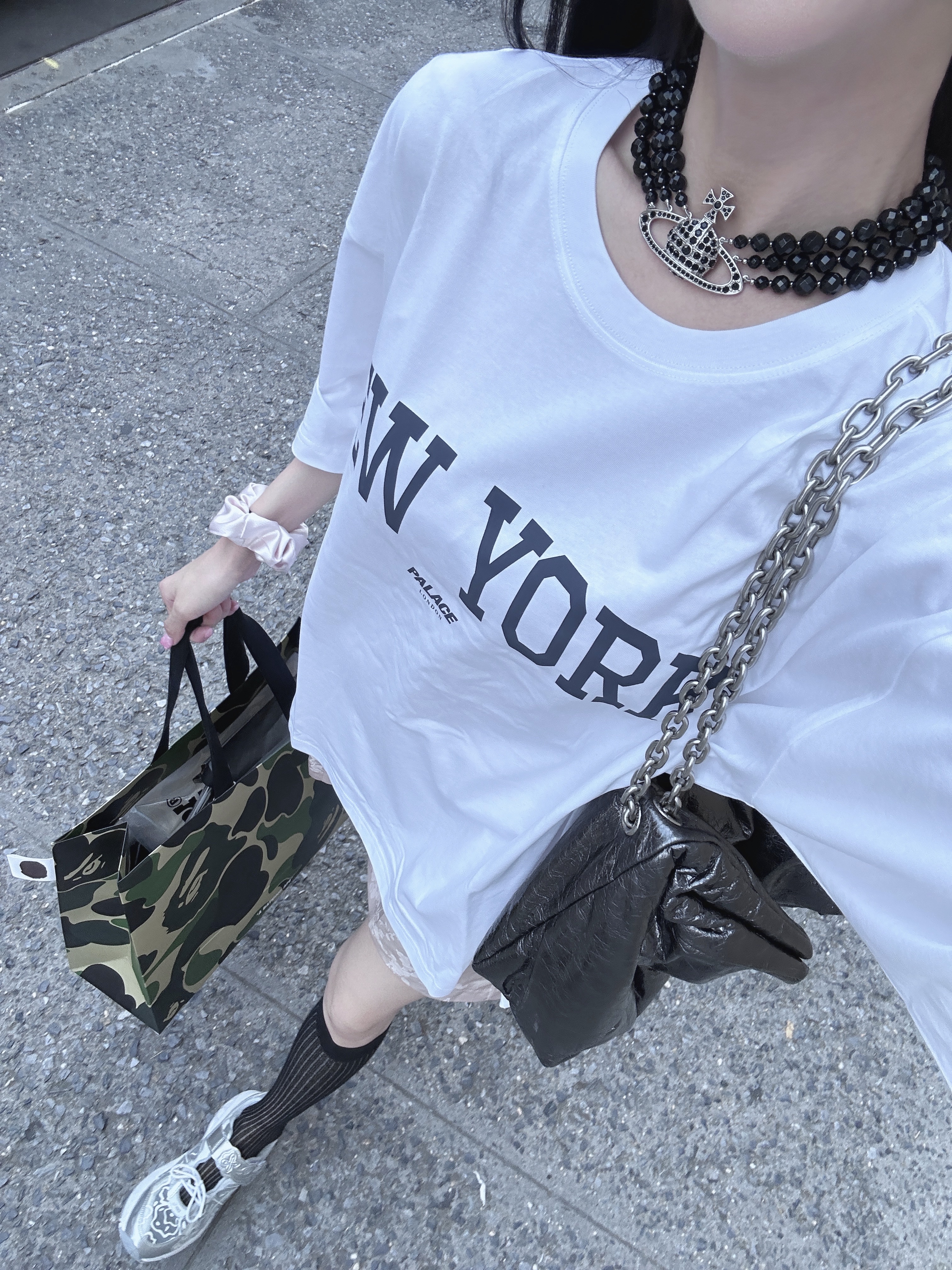 (W) Vivienne Westwood Three Row Pearl Bas Relief Choker Gold, Palace x Champion Shop T-Shirt New York White - 24FW 착용 스타일 - 2