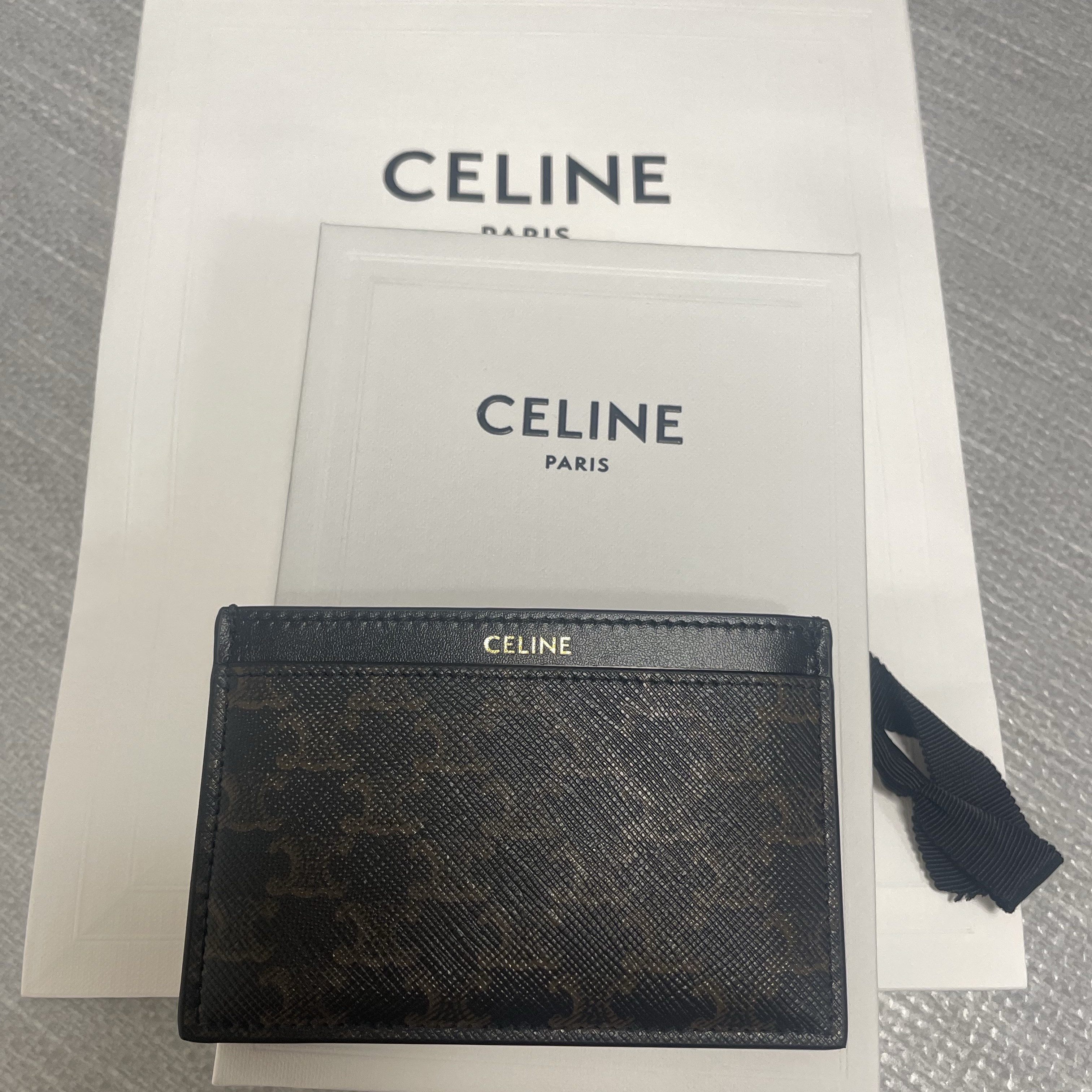 Celine Card Holder in Triomphe Canvas and Calfskin Black 착용 스타일