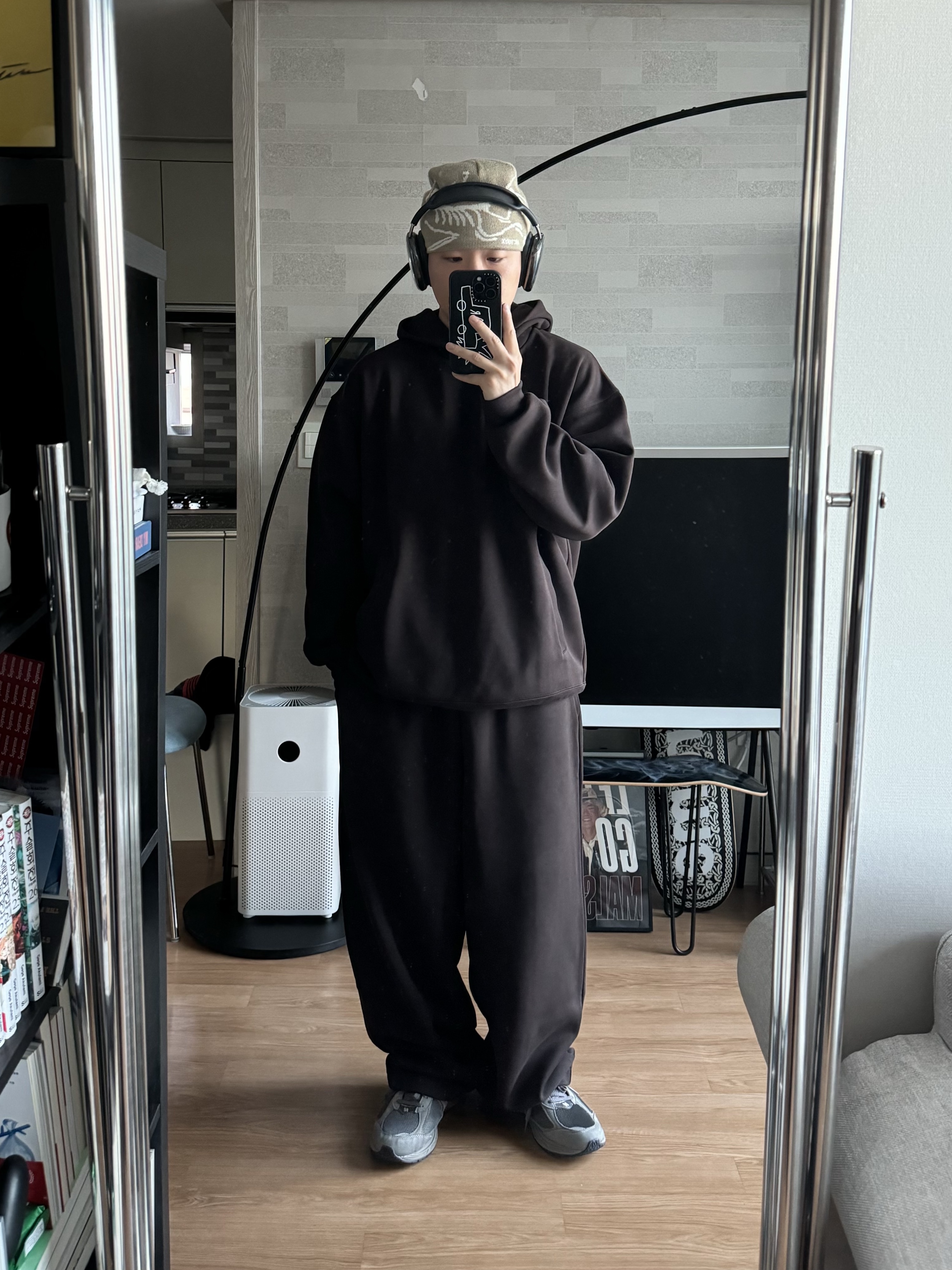 Arc'teryx Bird Head Toque Smoke Bluff, New Balance 2002R Grey 착용 스타일