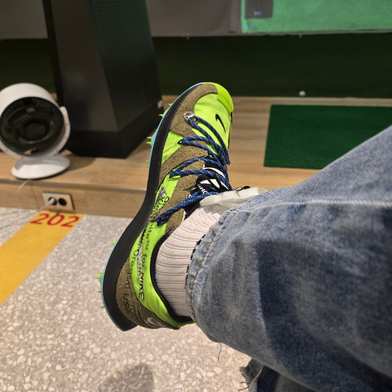 (W) Nike x Off-White Zoom Terra Kiger 5 Electric Green 착용 스타일