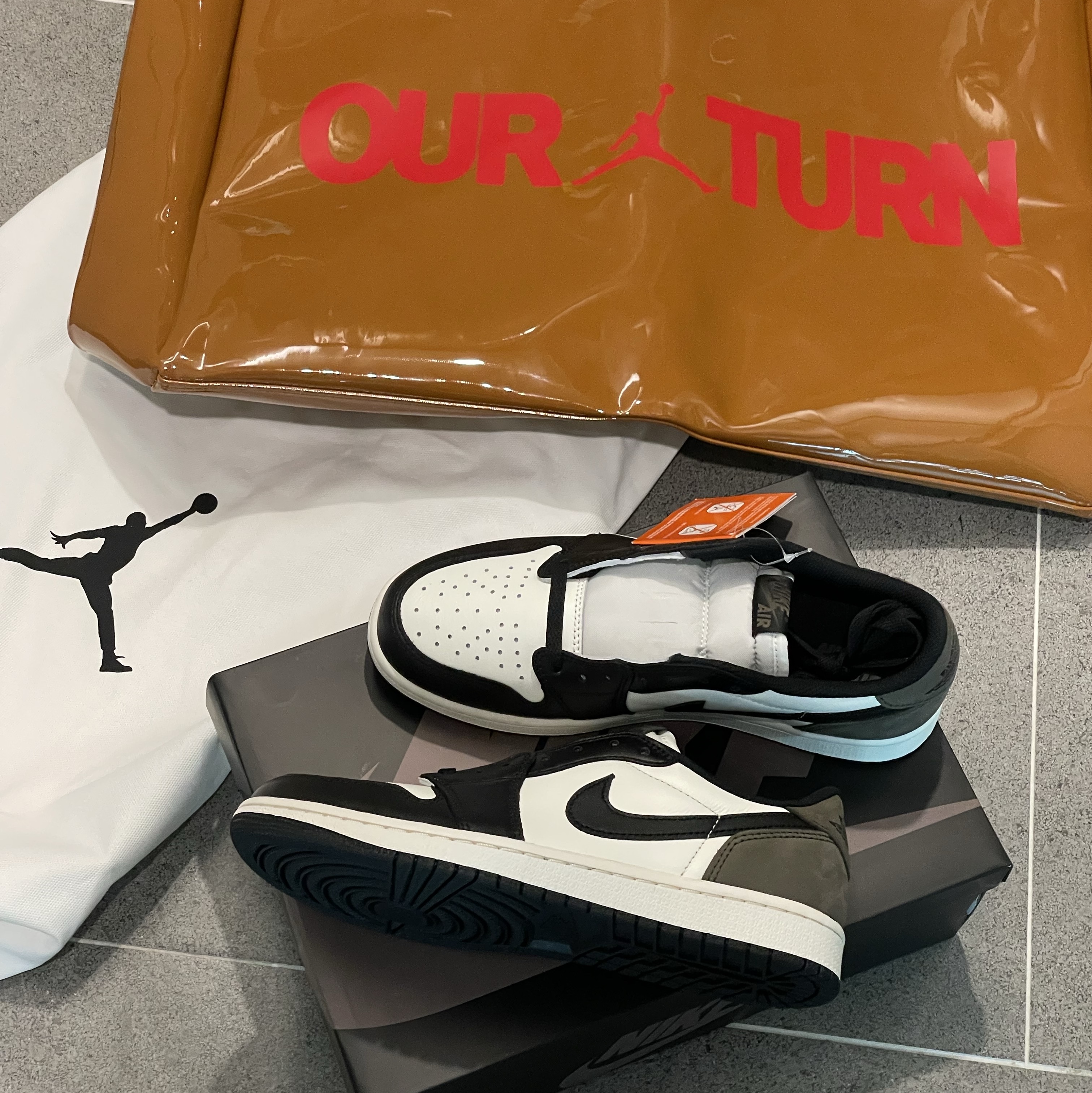 Jordan 1 Retro Low OG Mocha 착용 스타일
