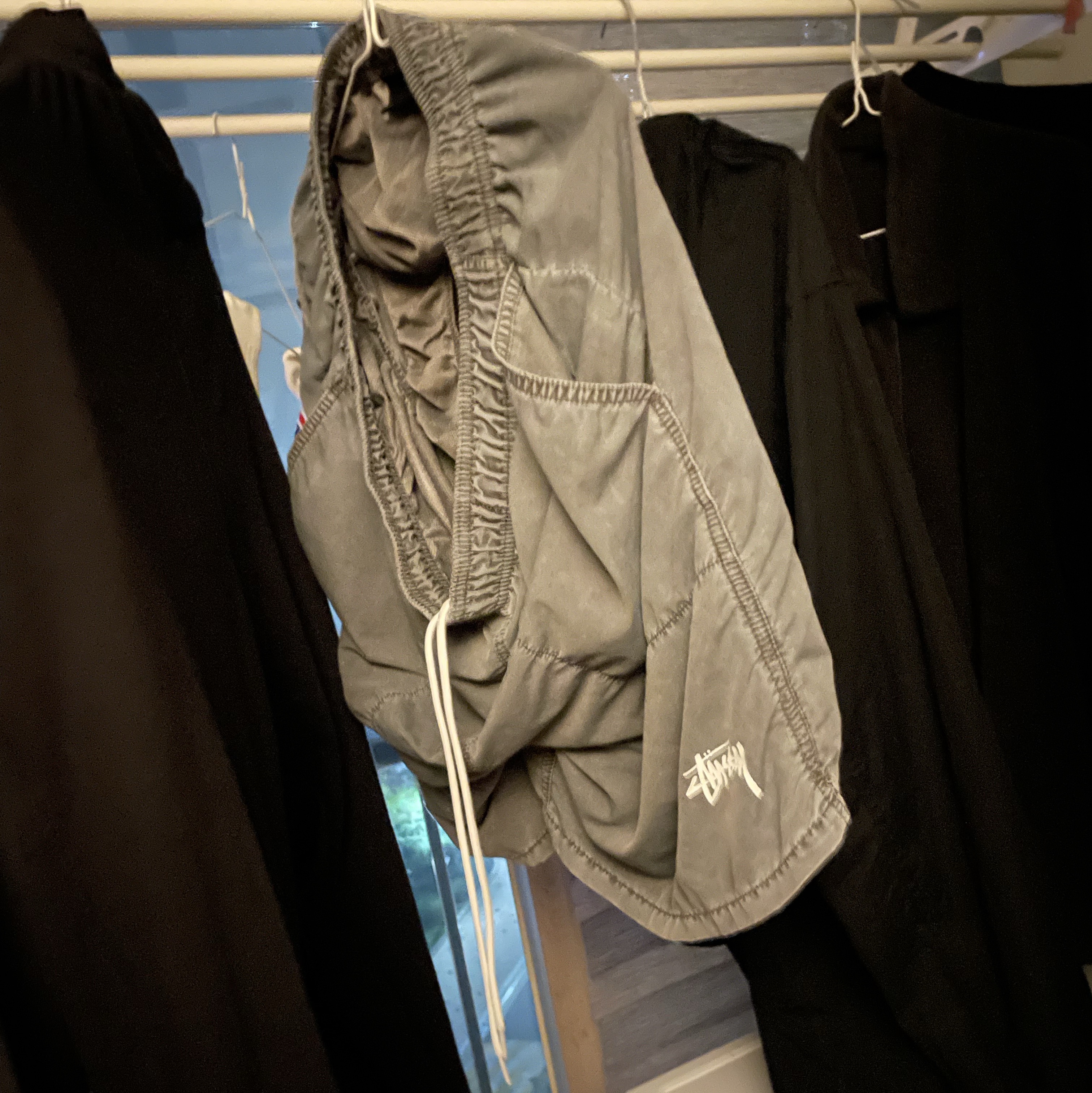 Stussy Stock Water Pigment Short Charcoal 착용 스타일