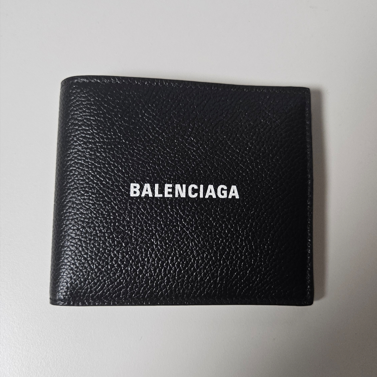 Balenciaga Cash Square Folded Wallet Black 착용 스타일 - 3