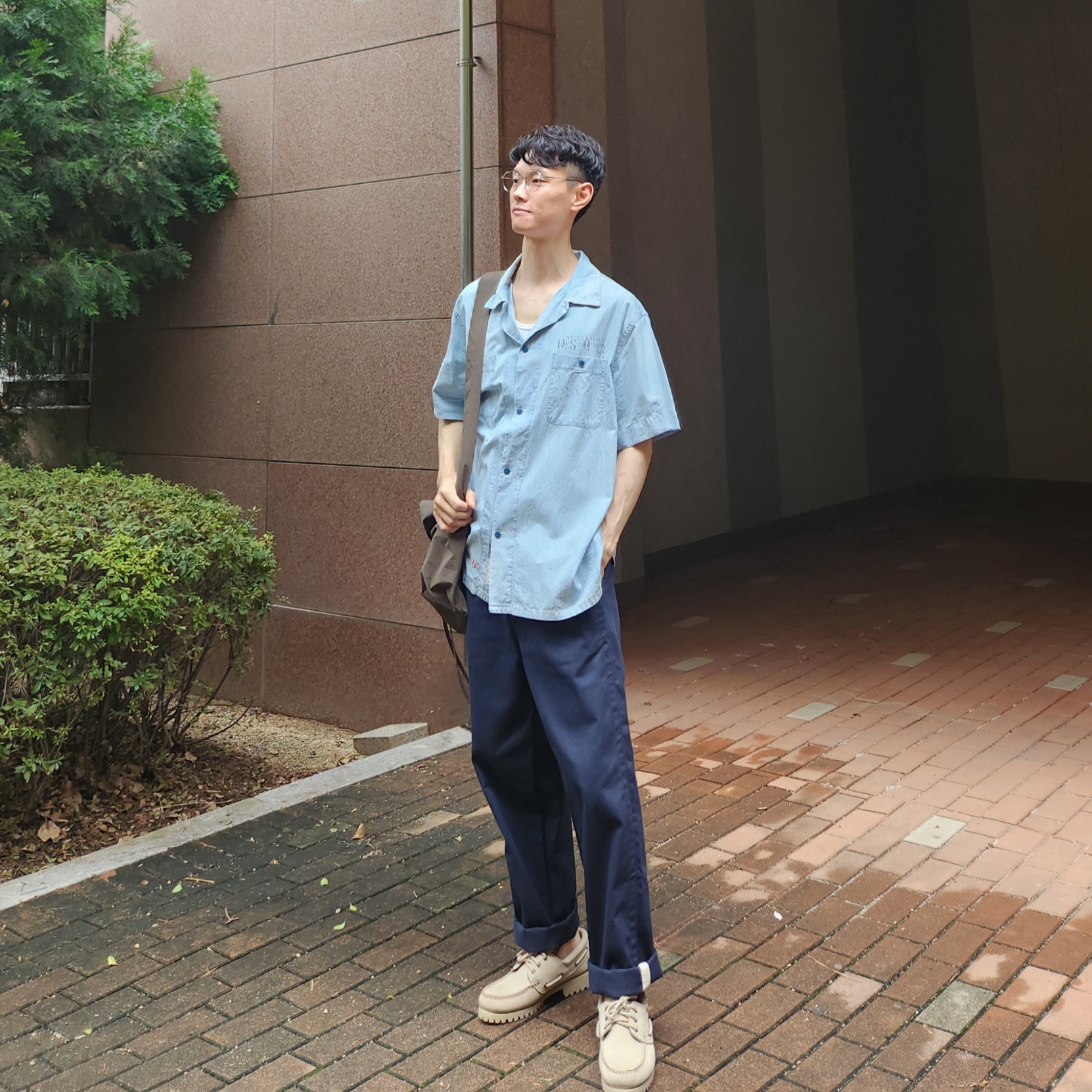 Uniqlo U Drawstring Shoulder Bag Olive 착용 스타일