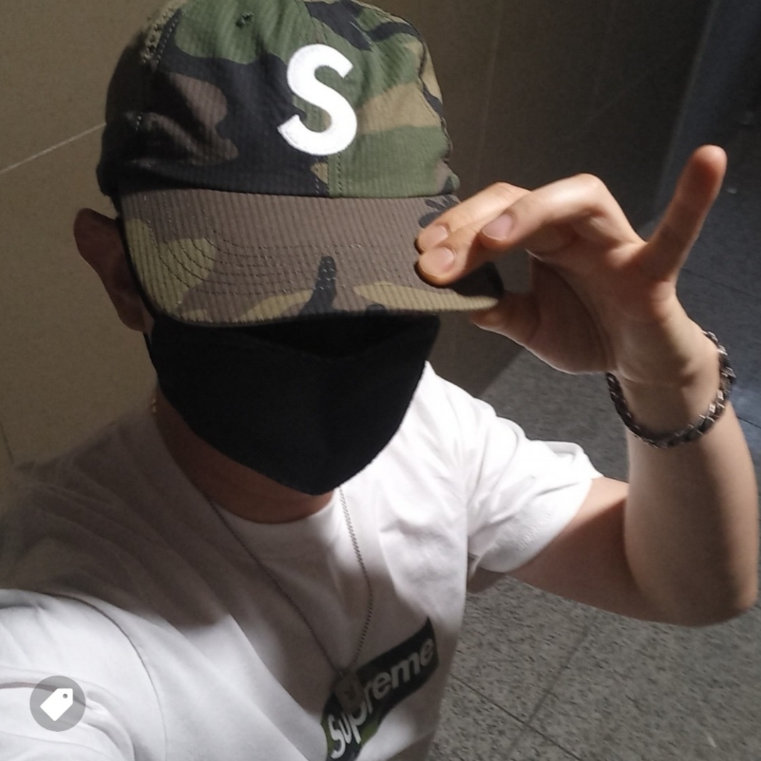 Supreme Box Logo T-Shirt White - 23FW, Supreme Seersucker S Logo 6-Panel Woodland Camo - 24SS 착용 스타일 - 2