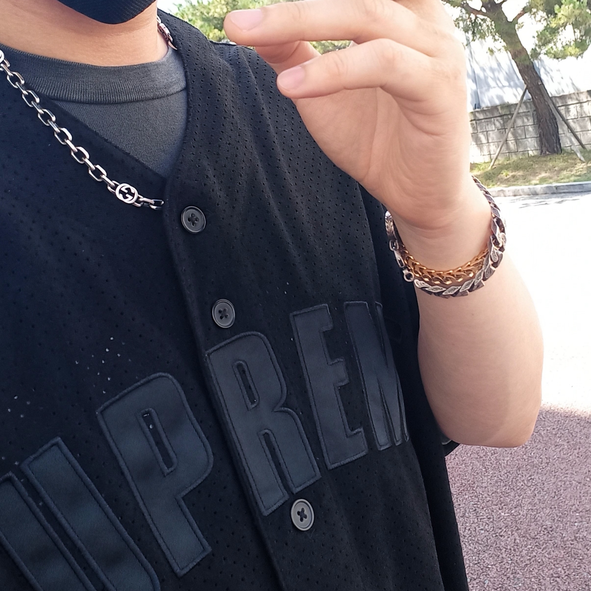 Supreme Ultrasuede Mesh Baseball Jersey Black - 24SS, Supreme Cracked Arc S/S Top Black - 24SS 착용 스타일 - 2