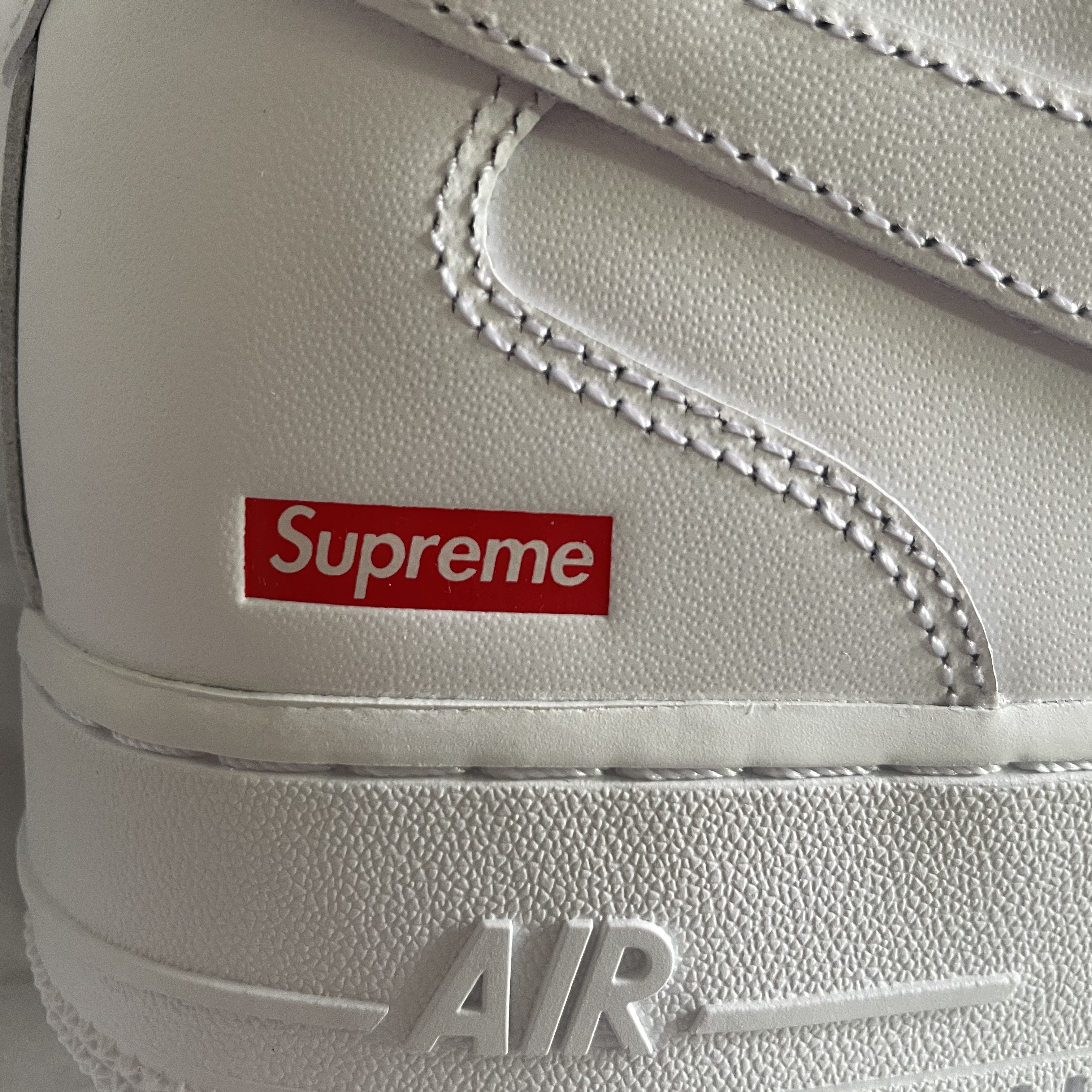 Nike x Supreme Air Force 1 Mid White 착용 스타일 - 2