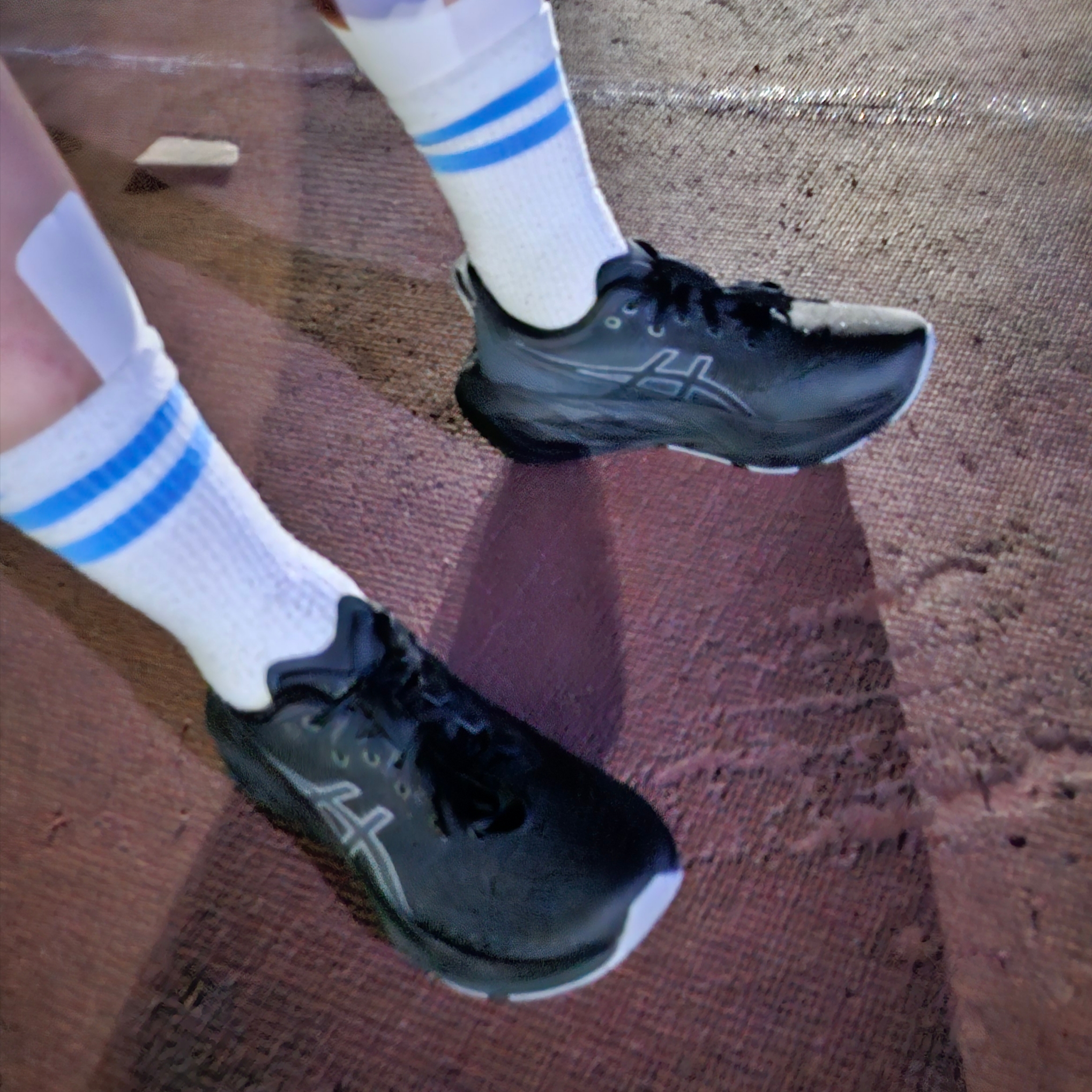 Asics Novablast 4 Black Graphite Grey - 2E Wide 착용 스타일