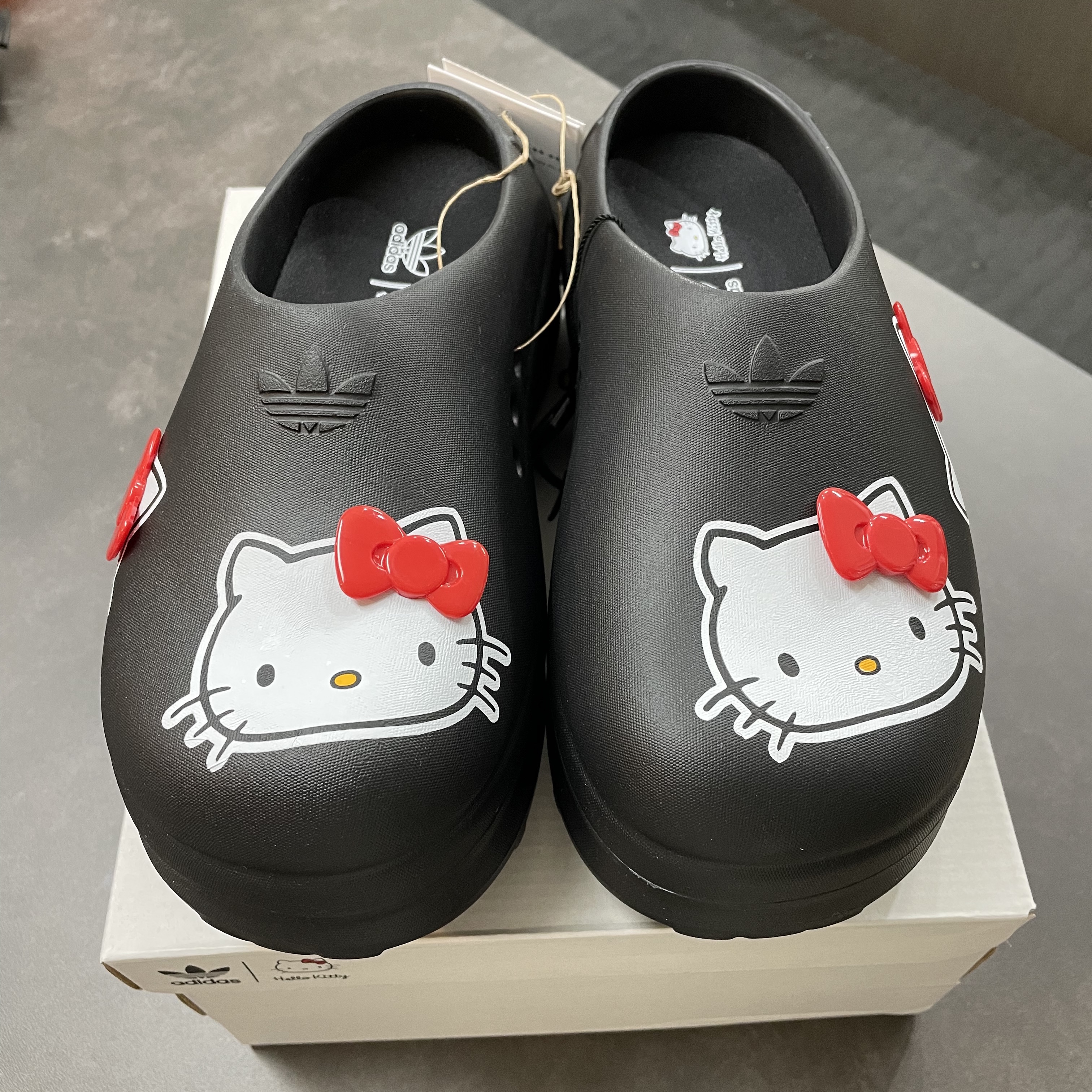 (W) Adidas x Hello Kitty Adifom Stan Smith Mules Core Black Red Cloud White 착용 스타일