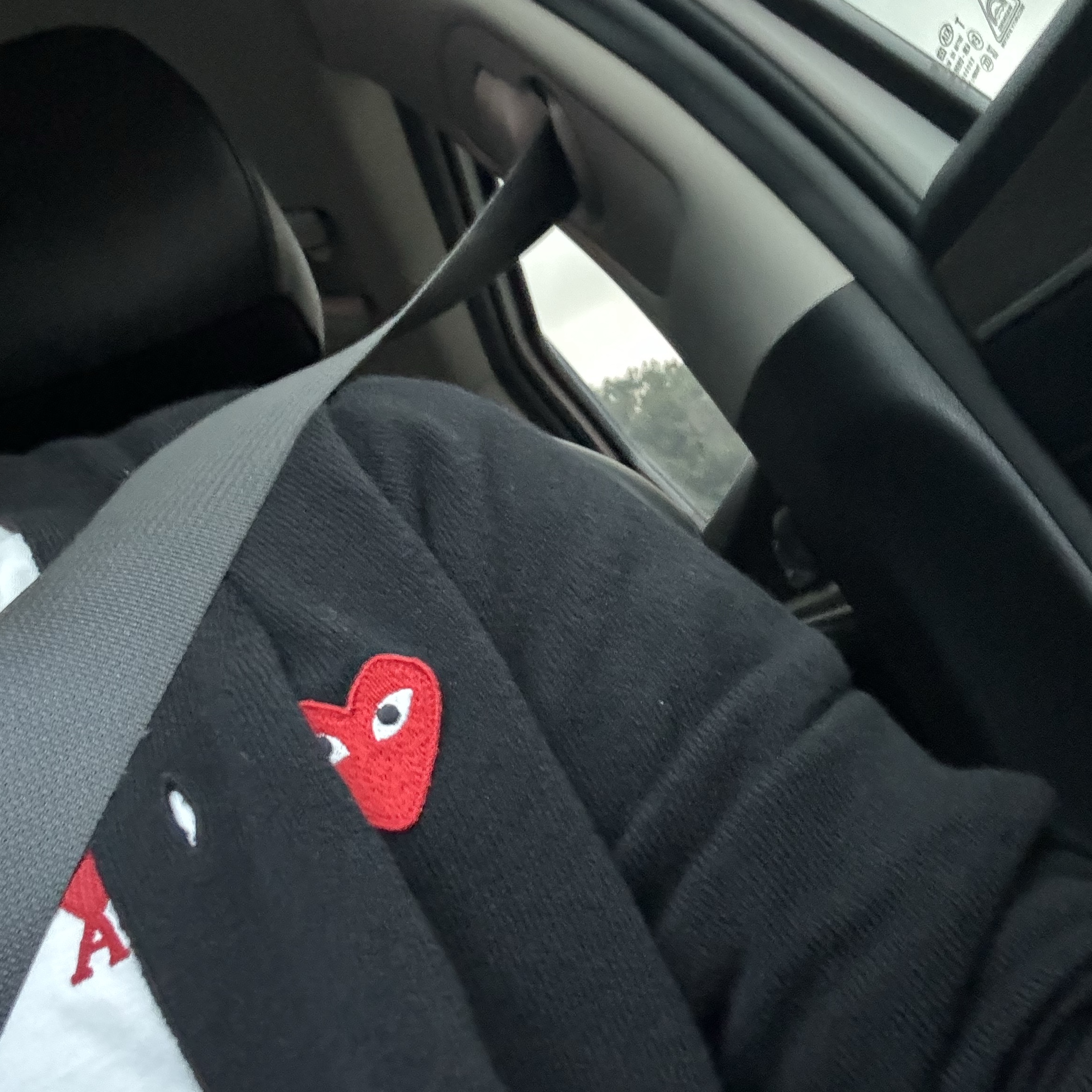 Play Comme des Garcons Knit Red Heart Cardigan Black, AMI de Coeur T-Shirt White 착용 스타일