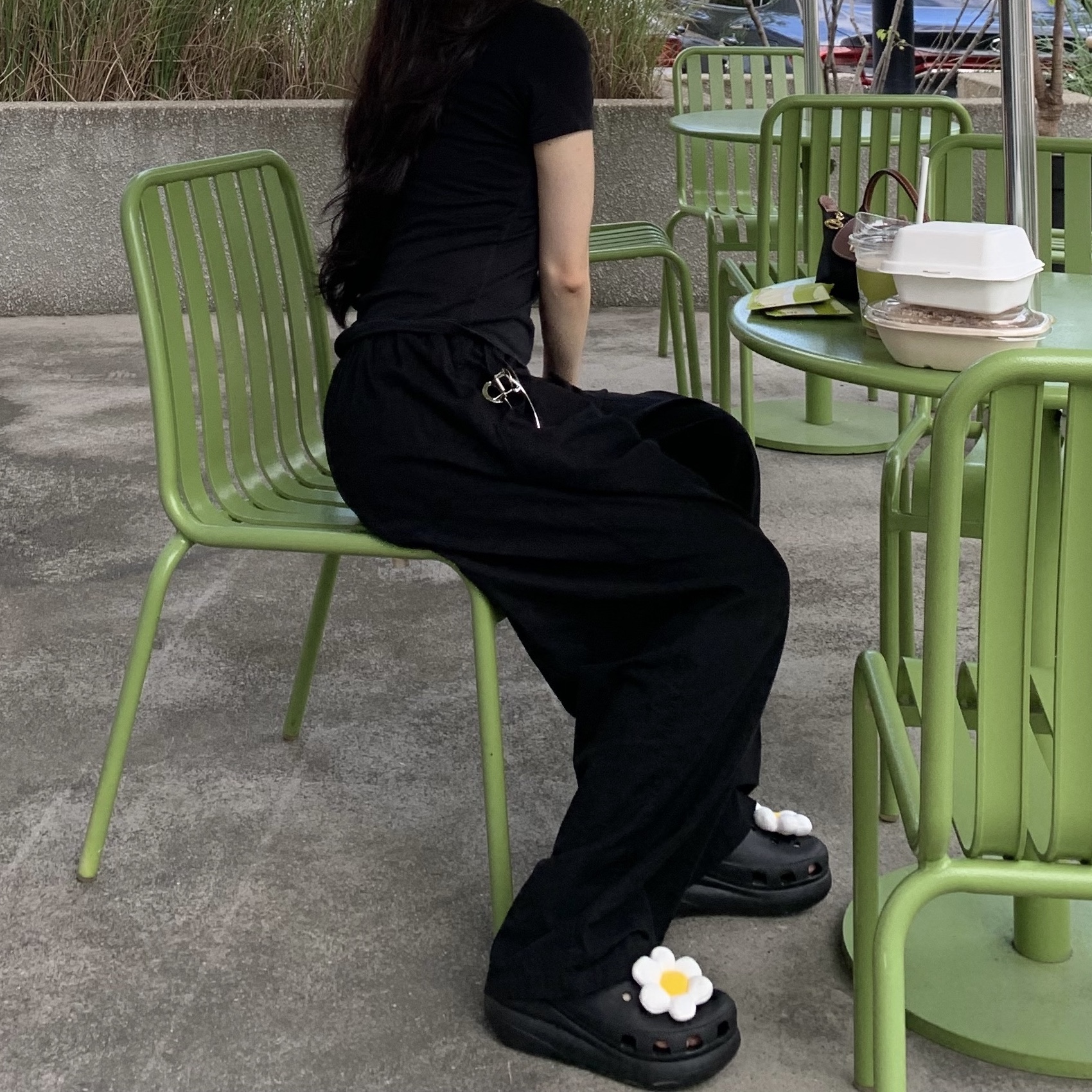 Crocs Classic Crush Clog Black, Longchamp Le Pliage Original Handle Pouch Black 착용 스타일 - 3