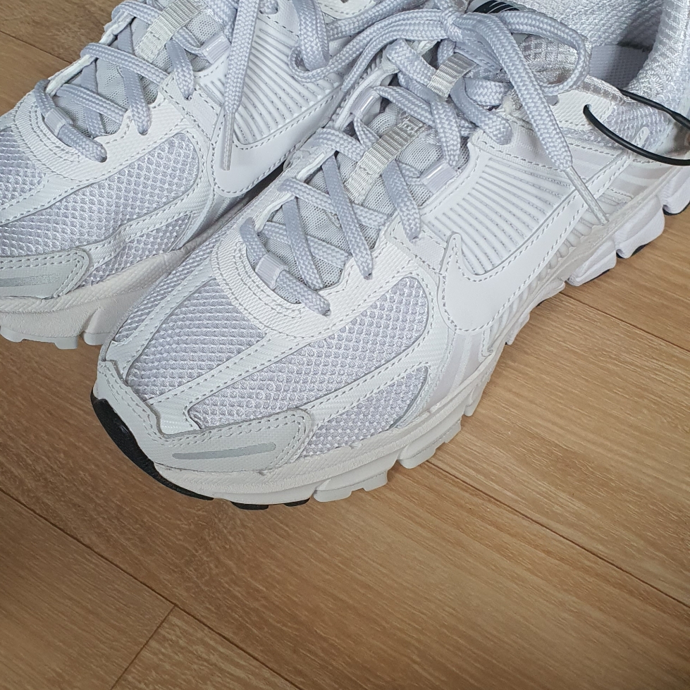(W) Nike Zoom Vomero 5 White Vast Grey 착용 스타일