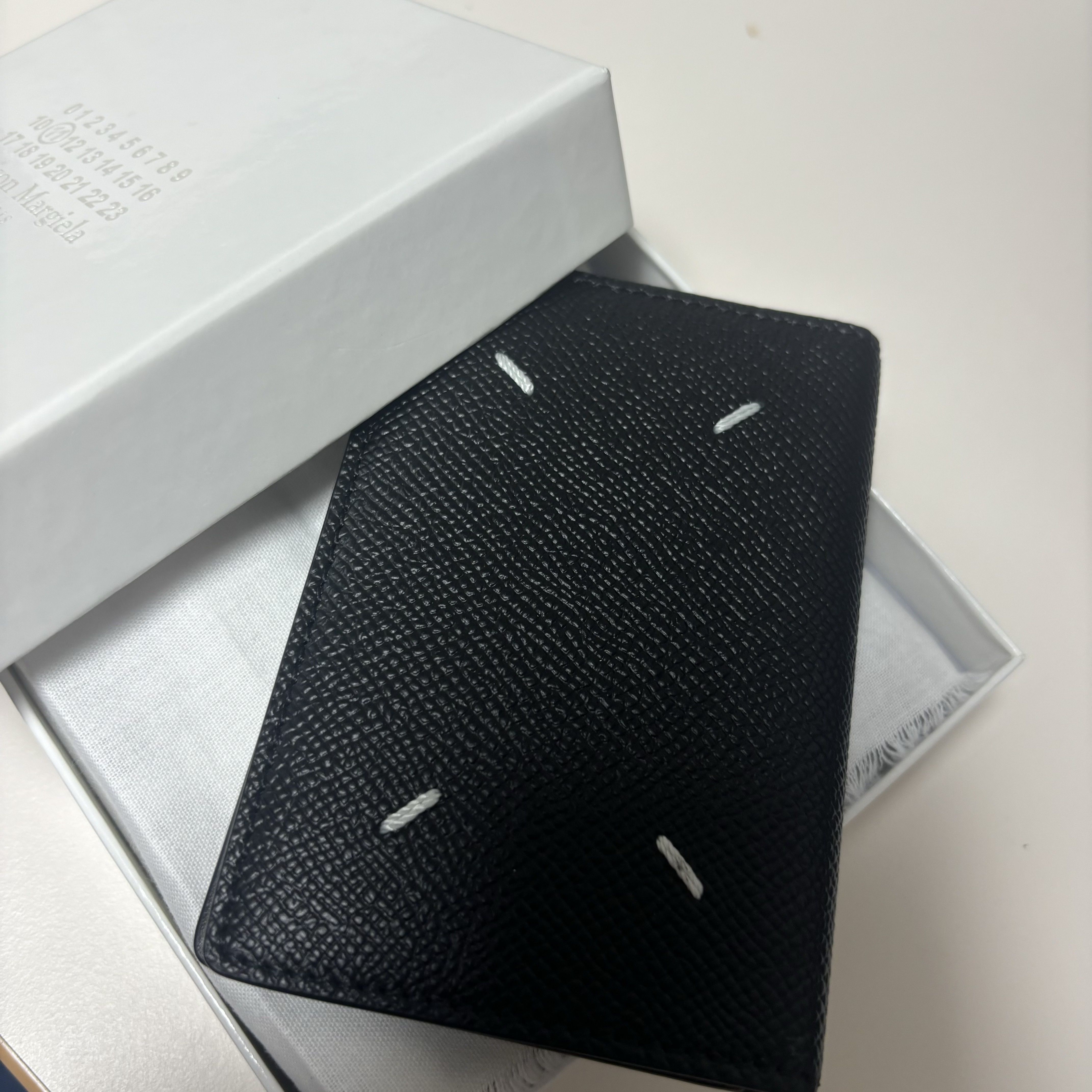 Maison Margiela Leather Bi-Fold Card Holder Black 착용 스타일