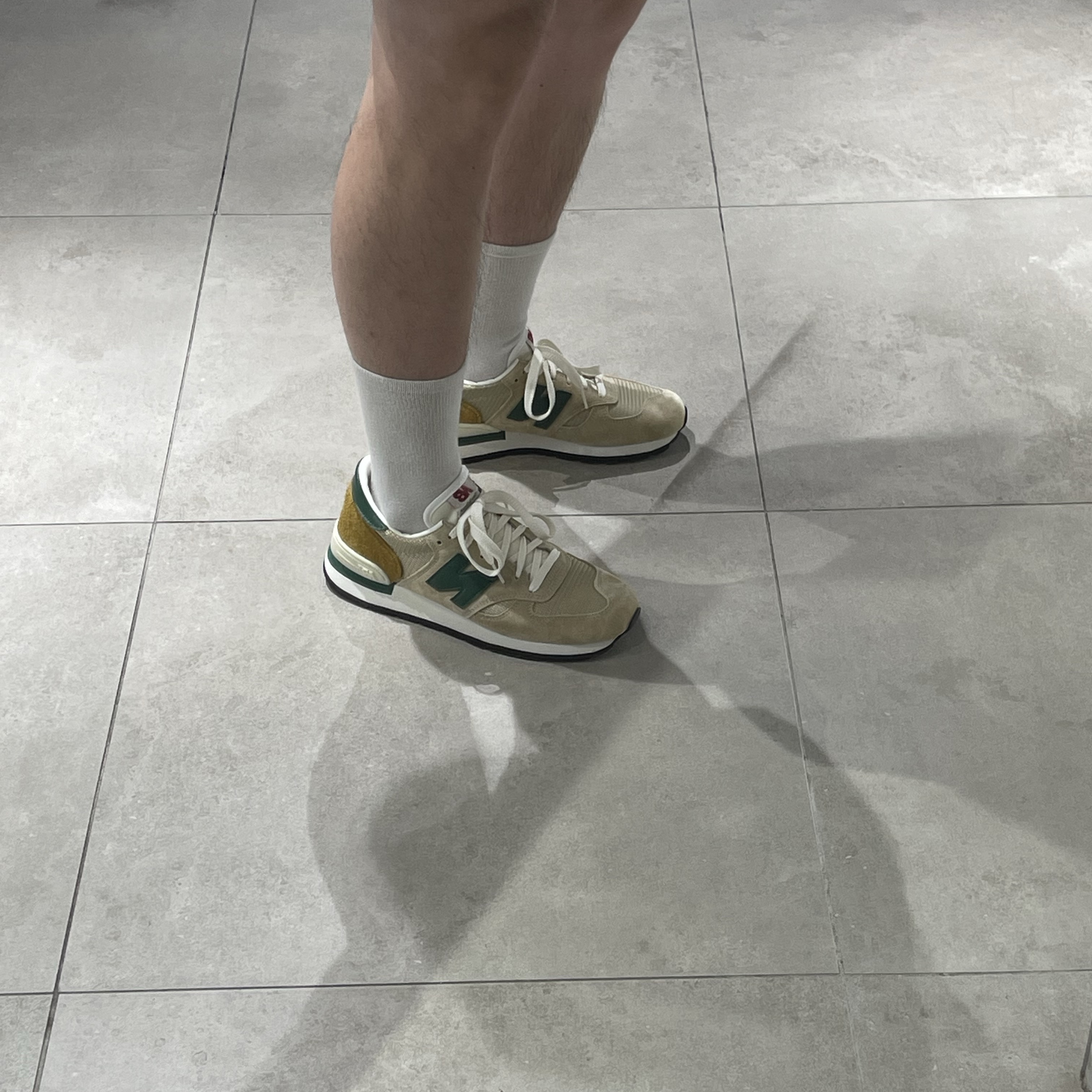 New Balance 990v1 Tan Green 착용 스타일