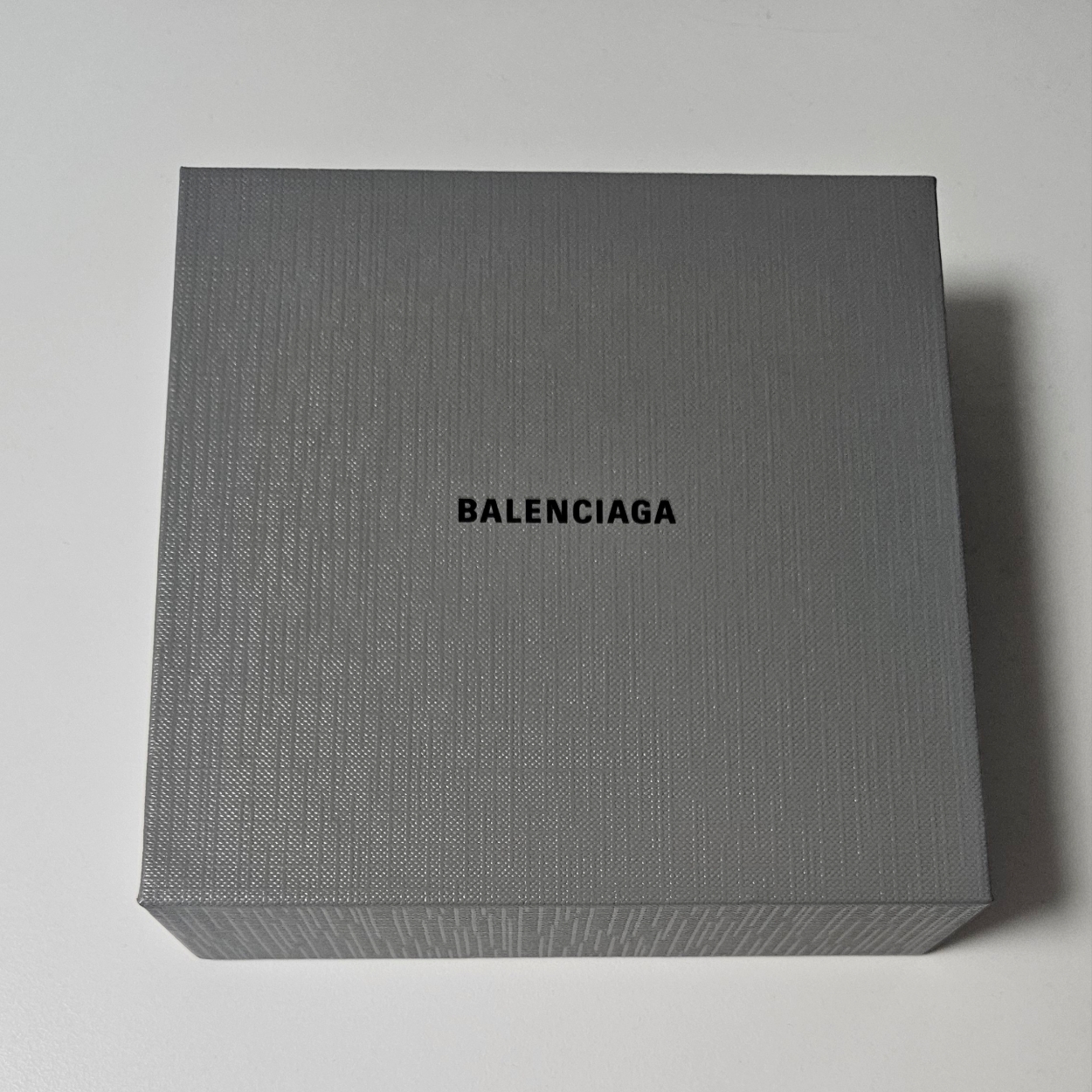 Balenciaga Cash Square Folded Wallet Black 착용 스타일 - 1